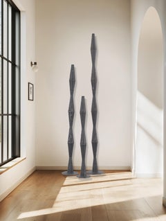 Tre totem - Sculture astratte moderne di grandi dimensioni in acciaio grigio con struttura a rilievo