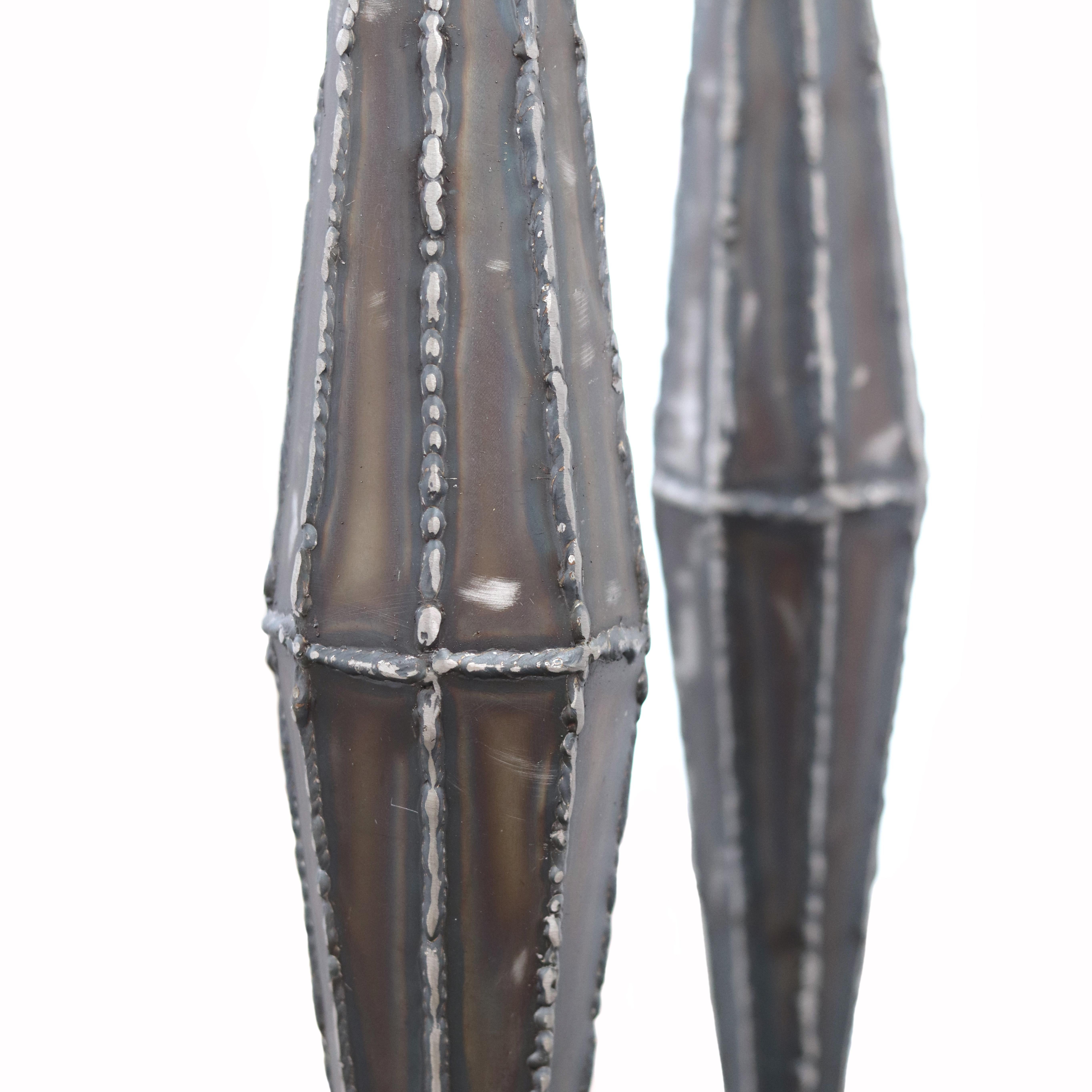 Drei Totems – große abstrakte moderne abstrakte, strukturierte Skulpturen aus grauem Stahl in Übergröße (Abstrakt), Sculpture, von Granville Beals