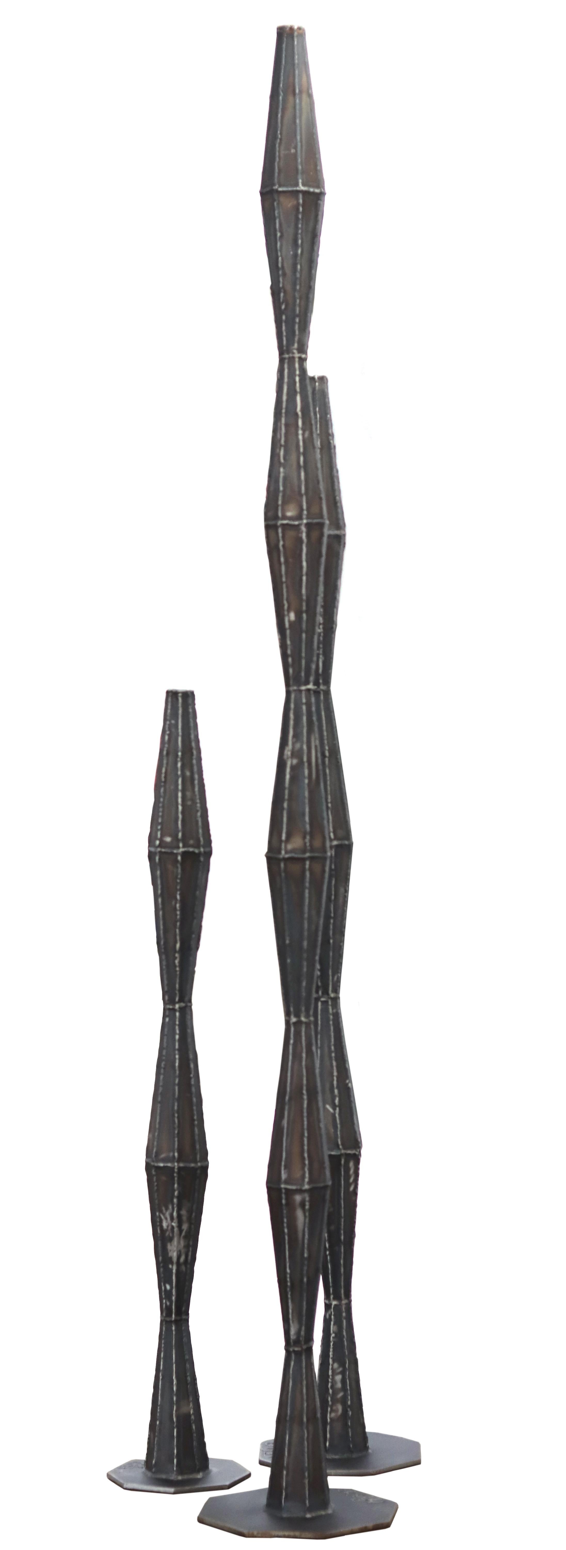 Drei Totems – große abstrakte moderne abstrakte, strukturierte Skulpturen aus grauem Stahl in Übergröße (Grau), Abstract Sculpture, von Granville Beals