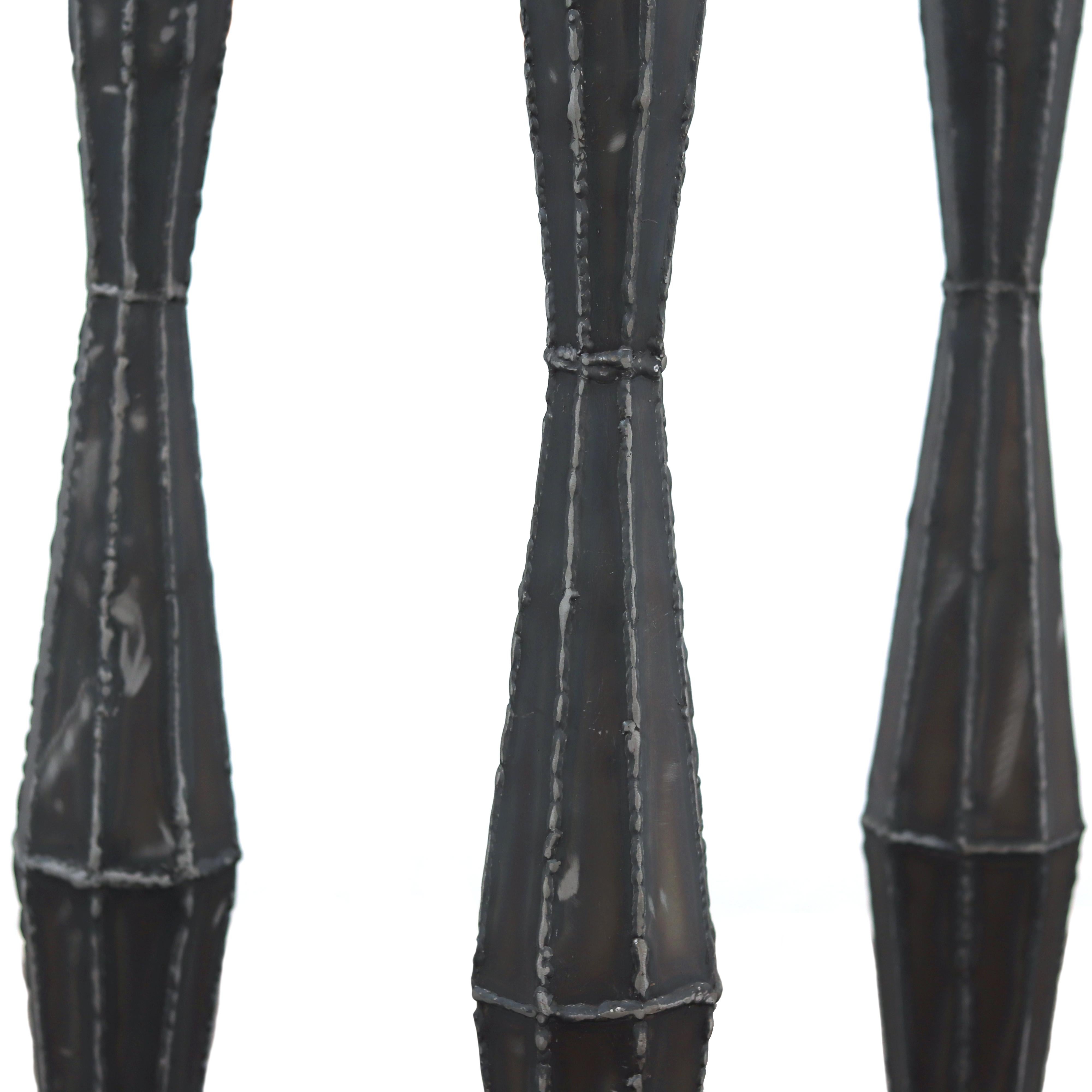 Inspiriert von Tanz und Schwerelosigkeit, geht es in Granville Beals' industriellen Metallskulpturen vor allem um Beziehungen. Seine originellen Kunstwerke fangen die Essenz des abstrakten Expressionismus durch poetische Gesten ein, während sie