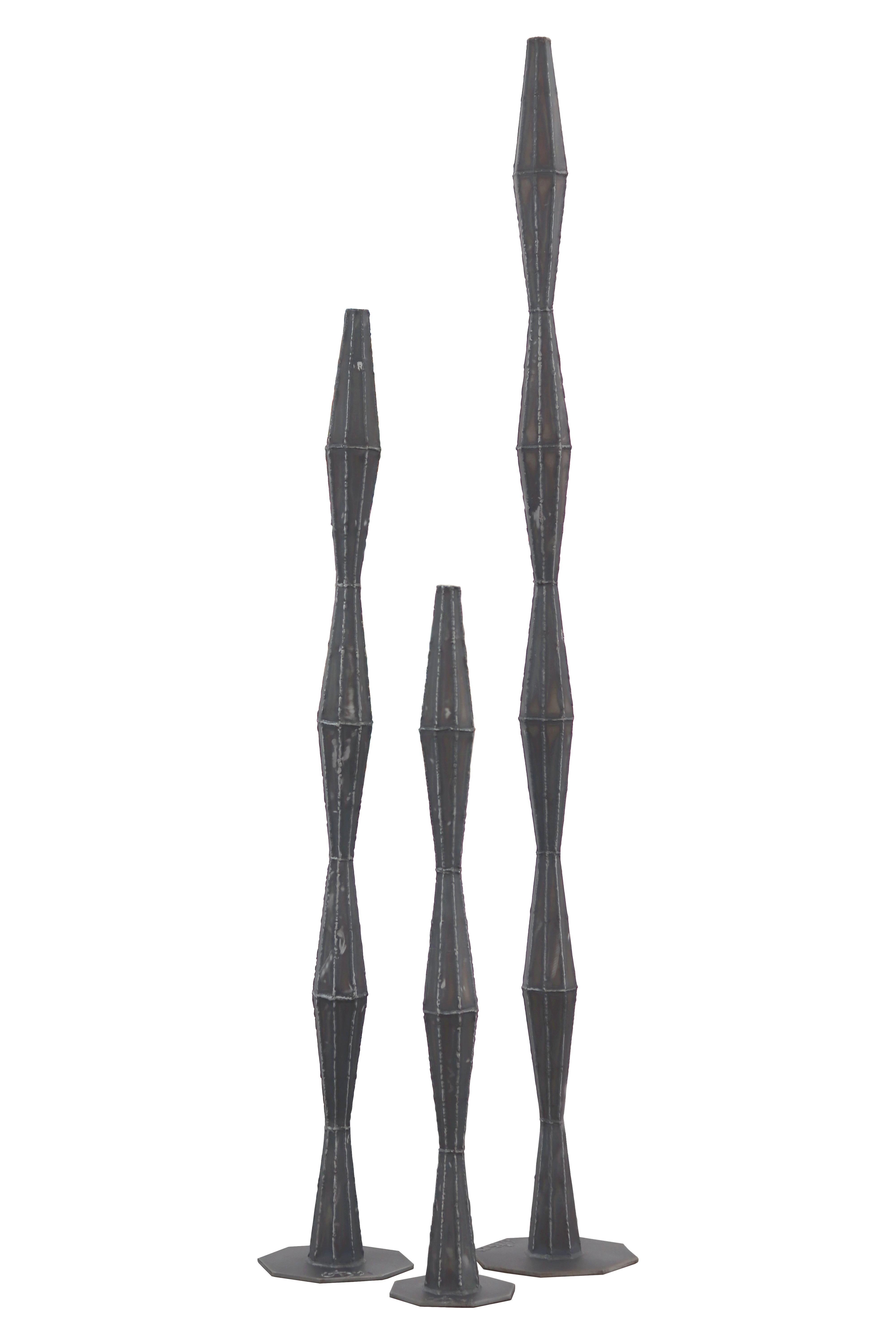 Tres tótems - Grandes esculturas abstractas modernas de acero gris con textura
