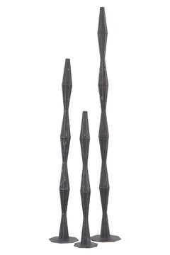 Tres tótems - Grandes esculturas abstractas modernas de acero gris con textura