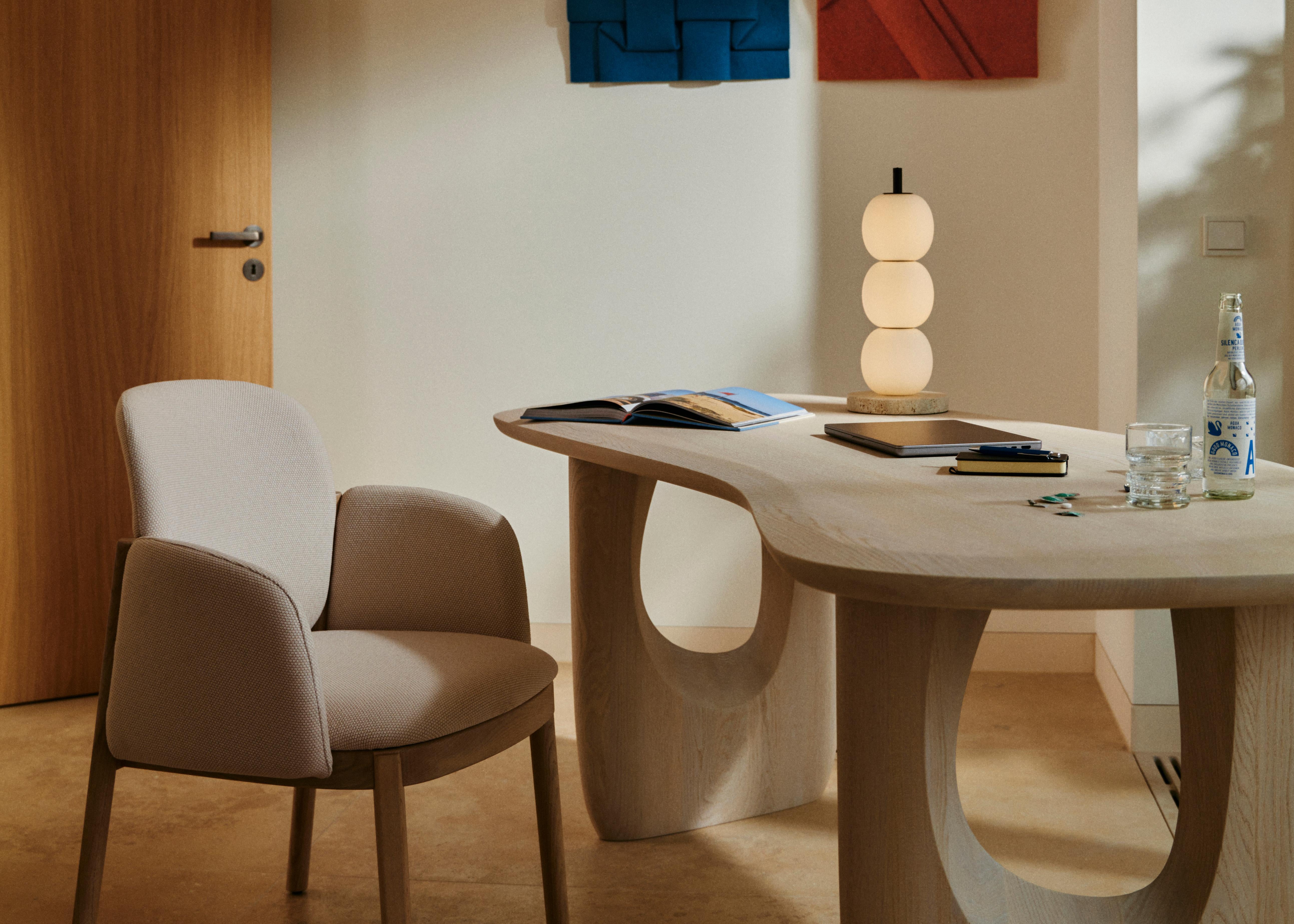 Sillón Granville Bridge de Sebastian Herkner con estructura de roble macizo en venta 4