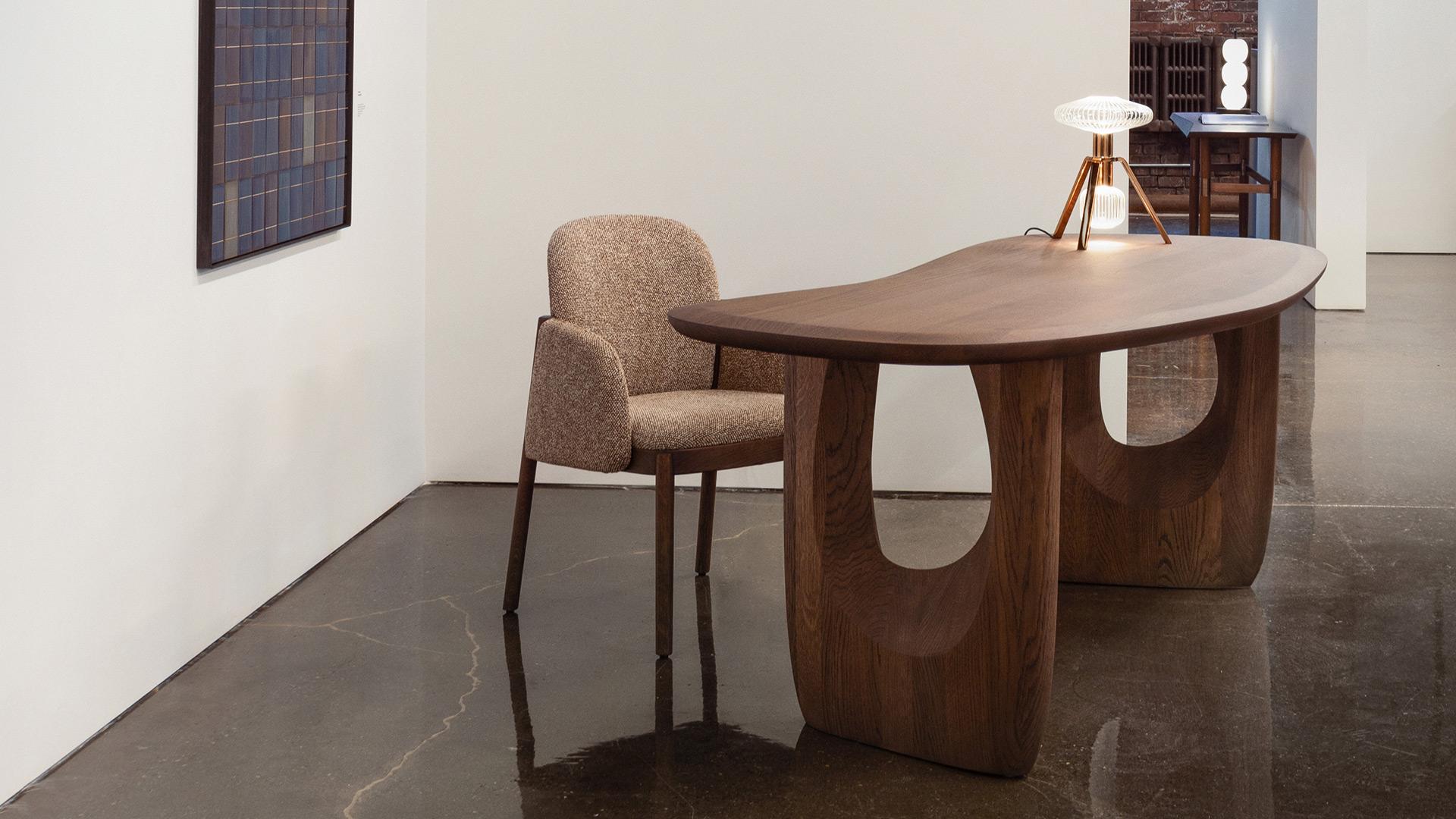 Sillón Granville Bridge de Sebastian Herkner con estructura de roble macizo en venta 7