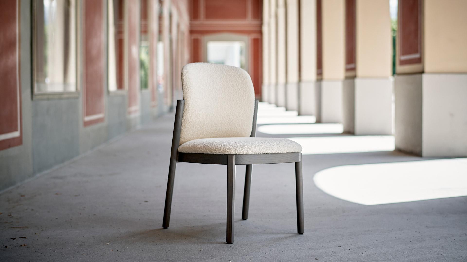 Chaise d'appoint Granville Bridge de Sebastian Herkner avec cadre en chêne massif en vente 5