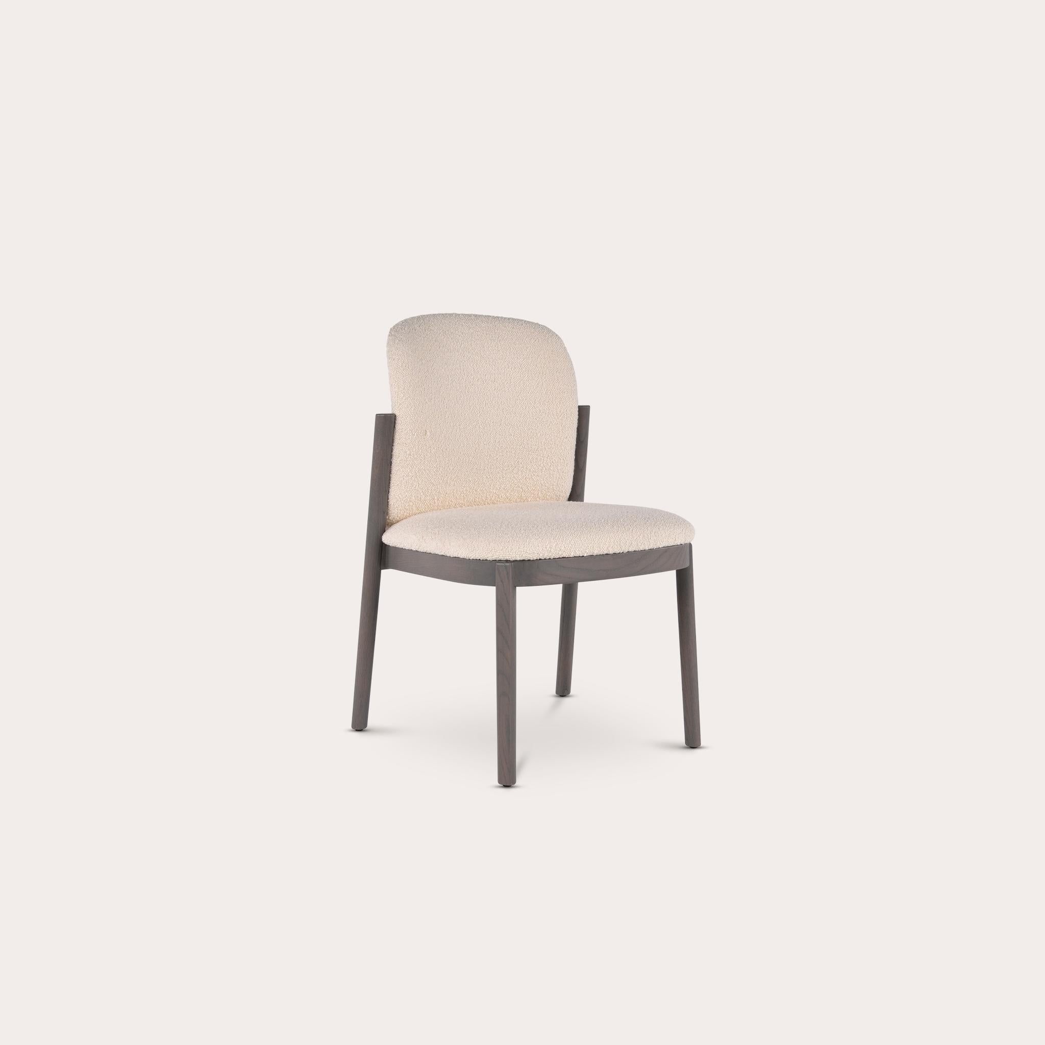 Laqué Chaise d'appoint Granville Bridge de Sebastian Herkner avec cadre en chêne massif en vente