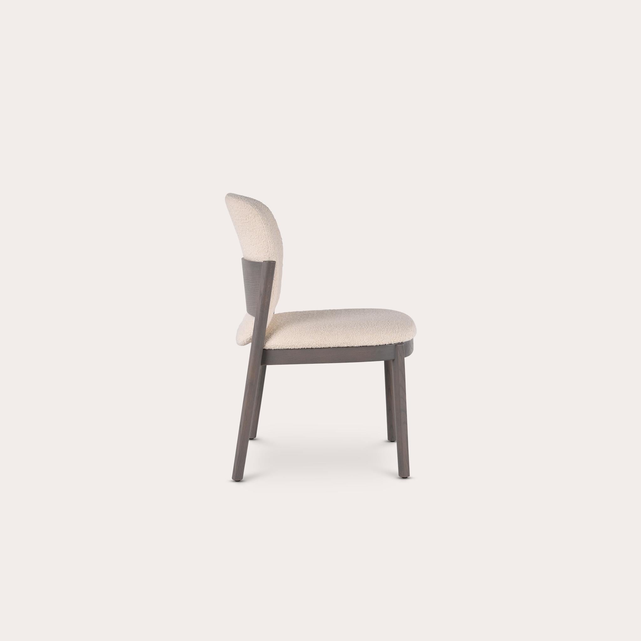 Chaise d'appoint Granville Bridge de Sebastian Herkner avec cadre en chêne massif Neuf - En vente à Toronto, ON