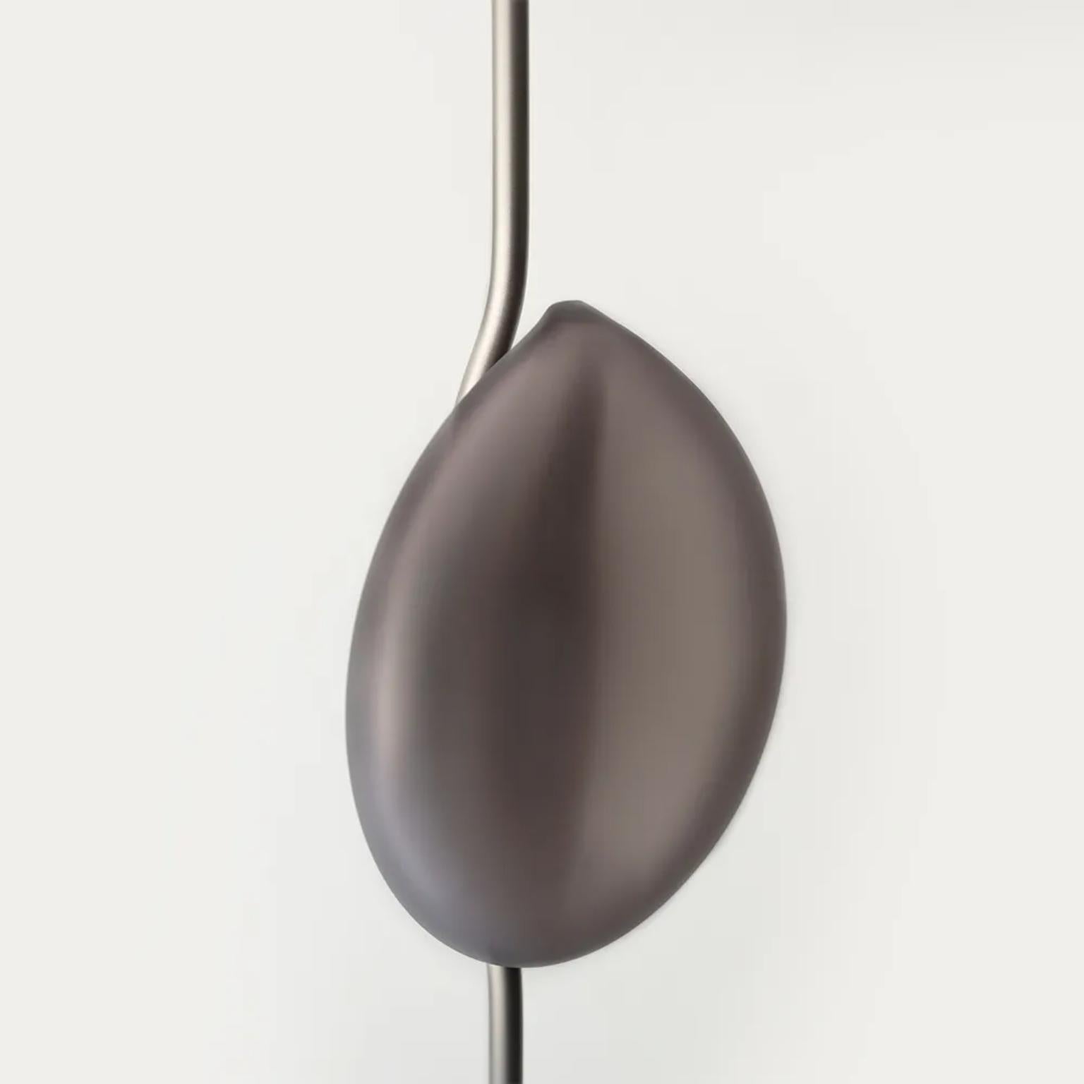 Lampada a sospensione Grão di WJ Luminaire
Dimensioni: Ø 25 x H. 85 cm. 
Materiali: Alluminio e cristallo.

Disponibile in diverse opzioni di colore del metallo. La lunghezza del filo è di 500 cm. Contattateci.

Tutte le nostre lampade possono