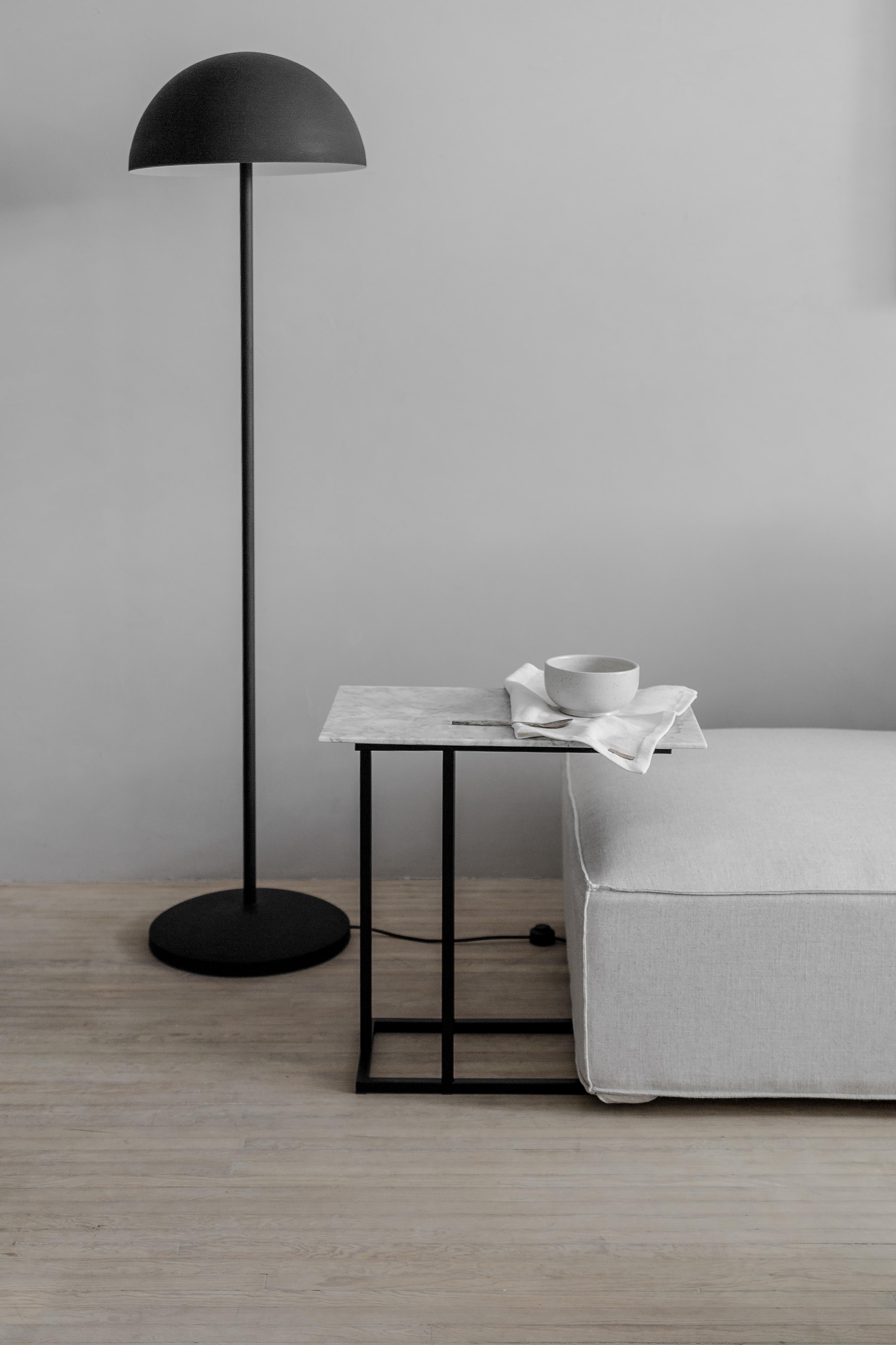 Moderne Table d'appoint à agrafe en acier et marbre blanc Grapa en vente
