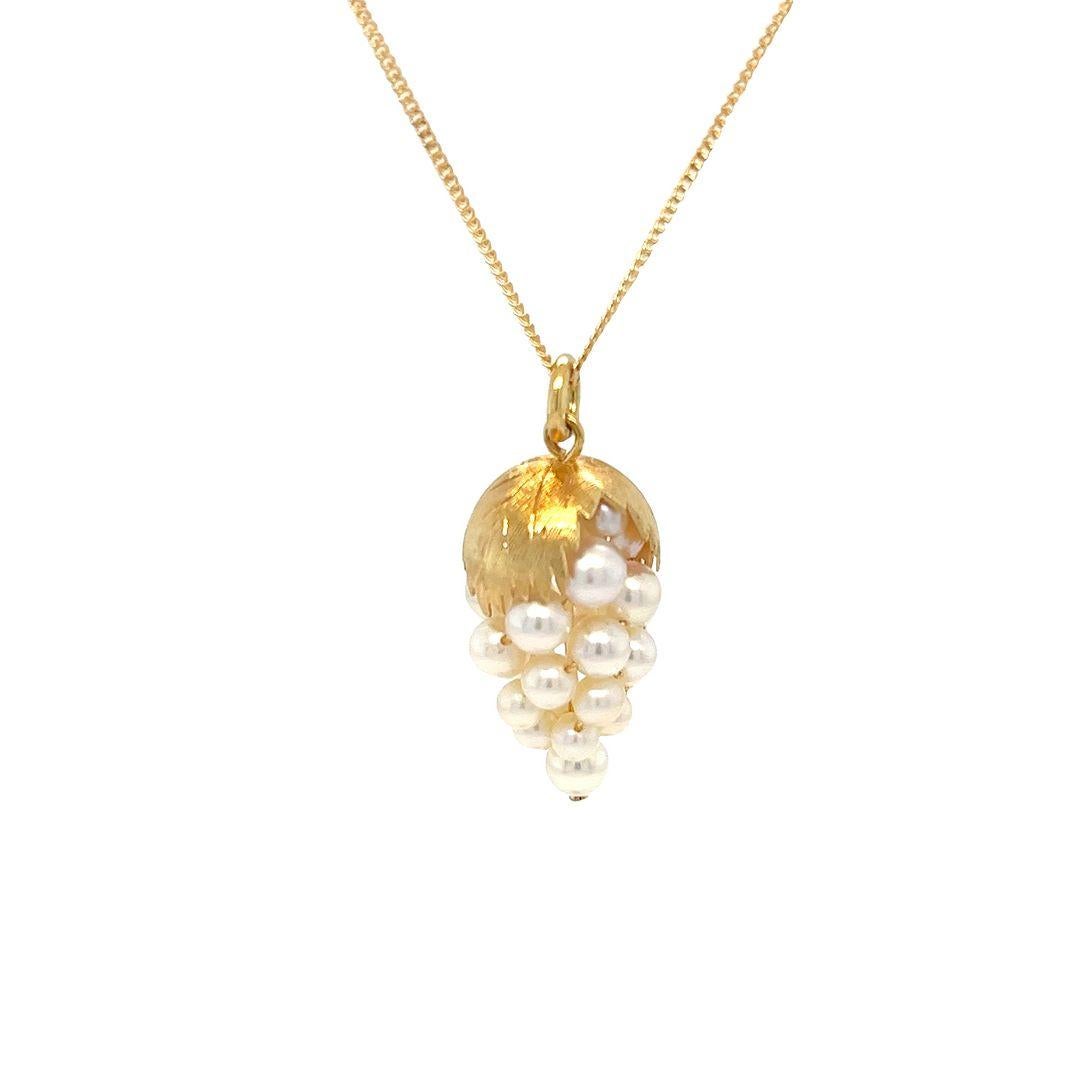 18 Karat Gelbgold Curb Link Halskette mit einem 3D-Zuchtperle Traube Cluster-Anhänger mit strukturierten Blatt Akzente an der Spitze. 19 Zoll lang mit 1,25 Zoll Drop. Das fertige Gewicht beträgt 6,5 Gramm.