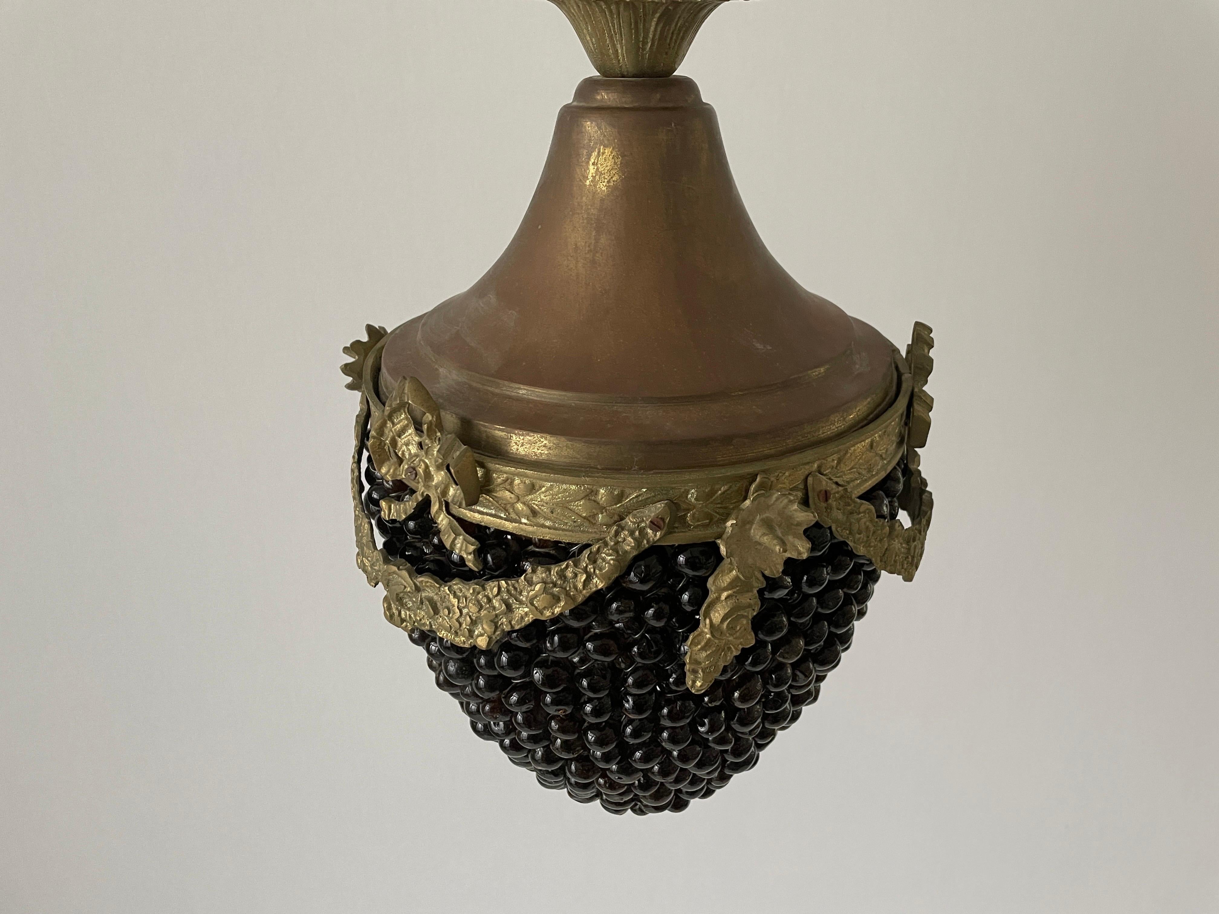 Lampada da soffitto in ottone e vetro Grape Design, anni '70, Germania

Il paralume è in ottime condizioni vintage.

Questa lampada funziona con lampadine E27. 
Cablato e adatto all'uso con 220V e 110V per tutti i paesi.

Misure: 
Altezza: 40