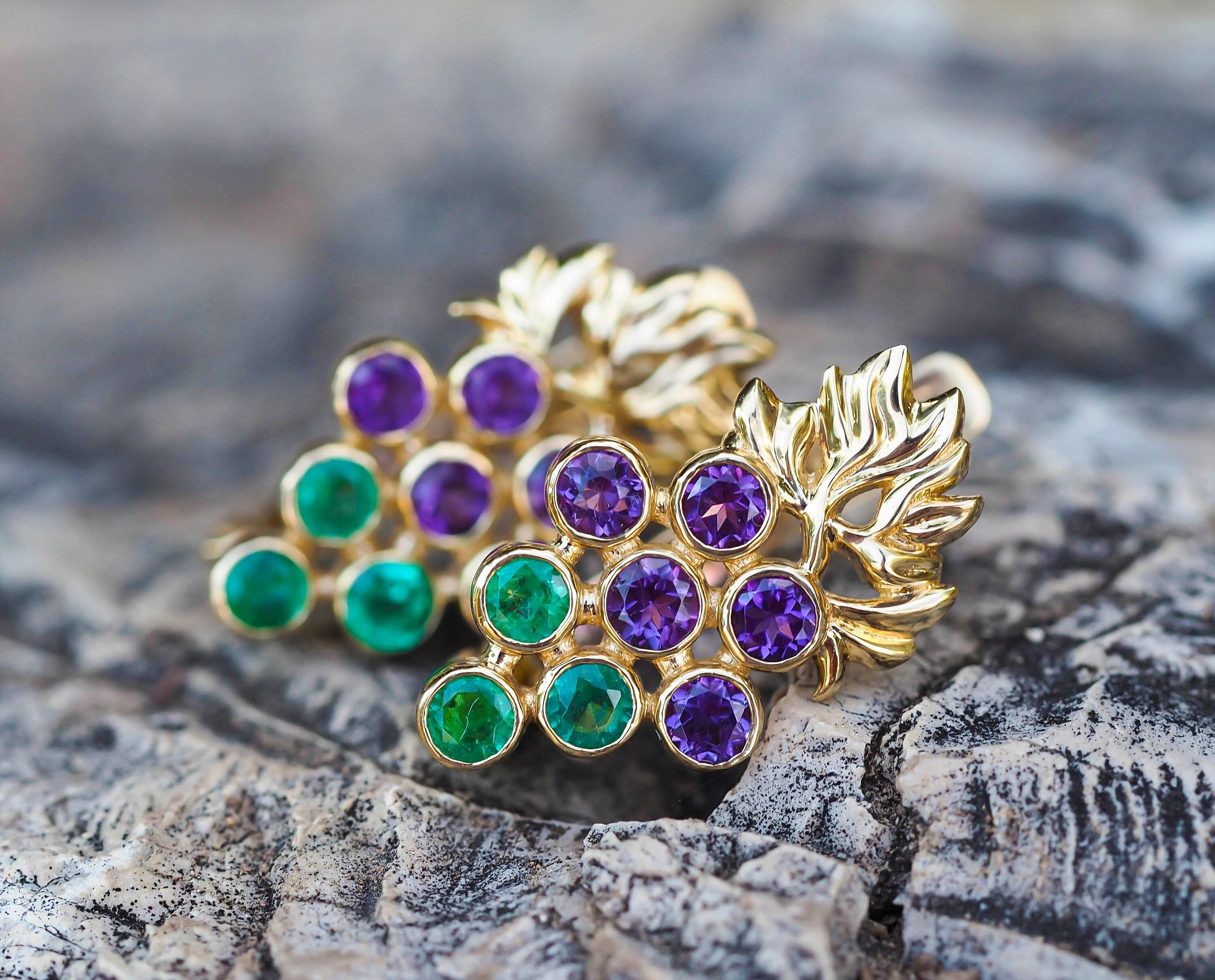 Grapes design in 925 silver earrings with natural emeralds and amethysts.

Metal type: 925 silver
Weight: 3.1 g.
Size: 17.5 x 10 mm.

Gemstones:
1. Natural emeralds: 6 pieces, color - green
Round cut, weight - 0.66 ct approx (6 pieces x 0.11