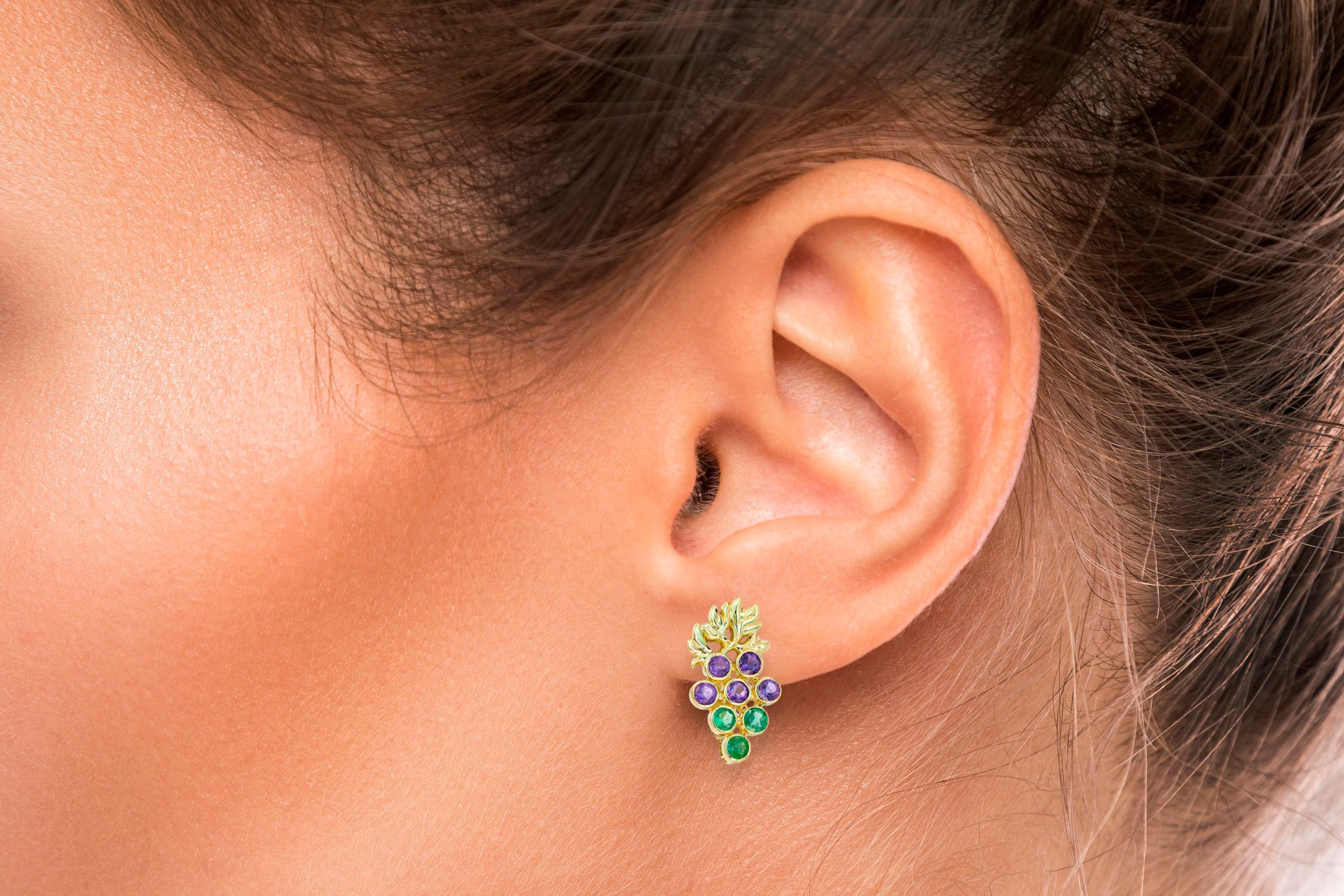 Grape Earrings with emeralds and amethysts For Sale 3
