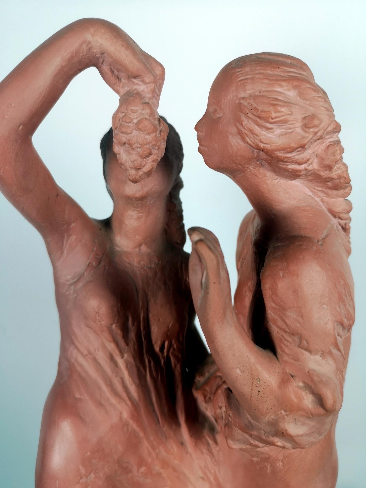 Traubenessende Terrakotta-Skulptur zweier Frauen, 1960er Jahre von Bildhauer Humenyánszky (Art déco) im Angebot