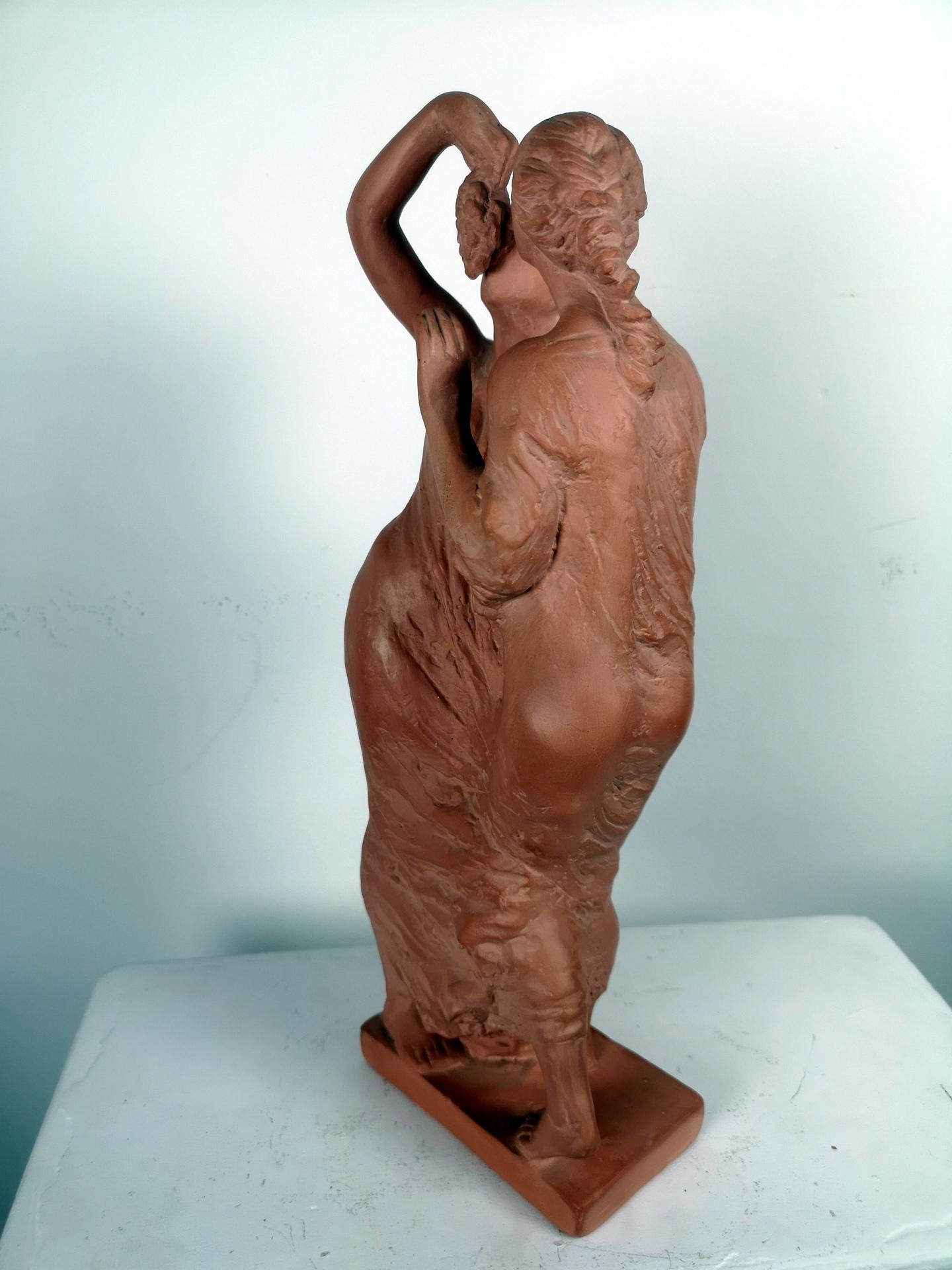 Traubenessende Terrakotta-Skulptur zweier Frauen, 1960er Jahre von Bildhauer Humenyánszky im Angebot 3