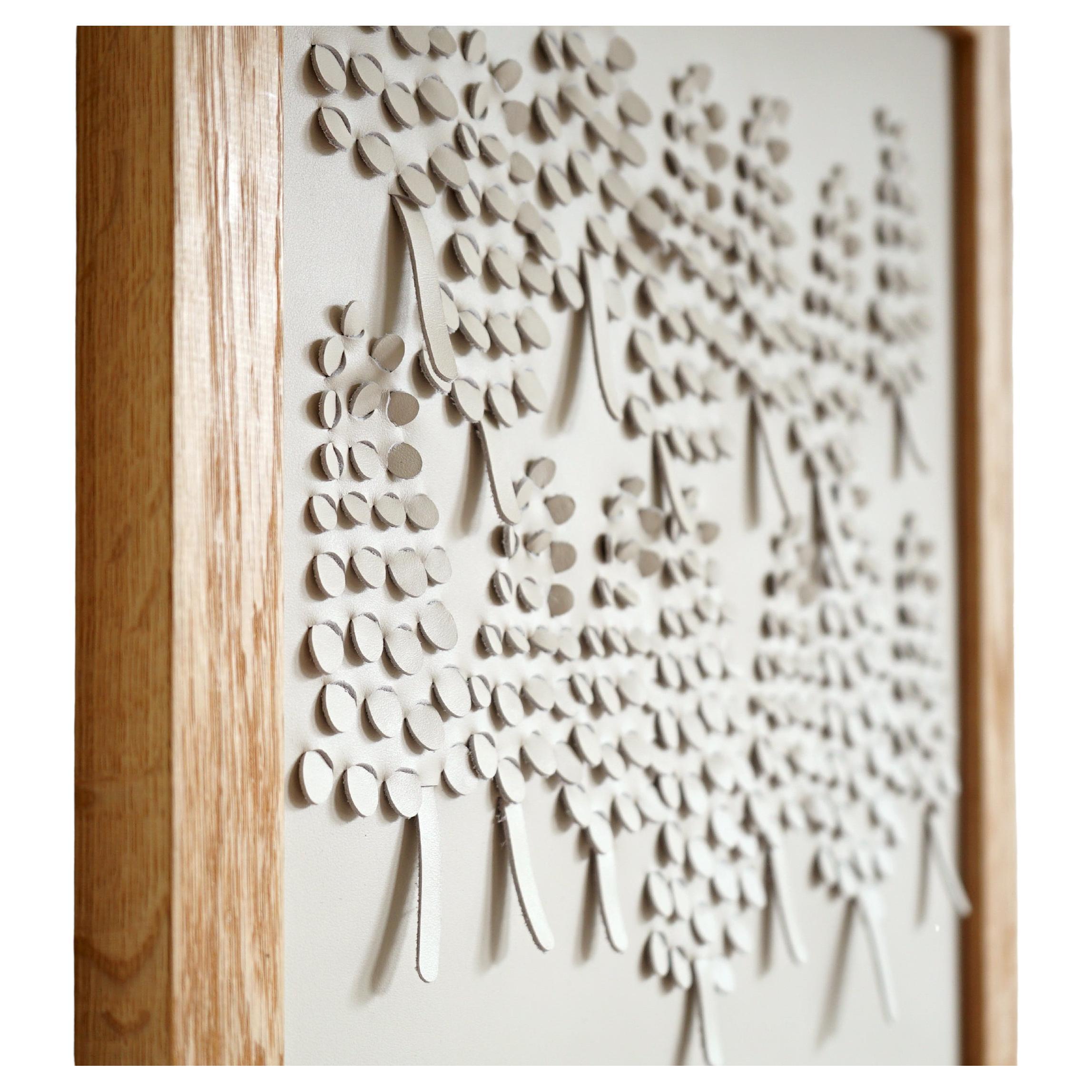 Traubenhyazinth, ein Stück 3D-Skulpturen-Wandkunst aus cremefarbenem Leder