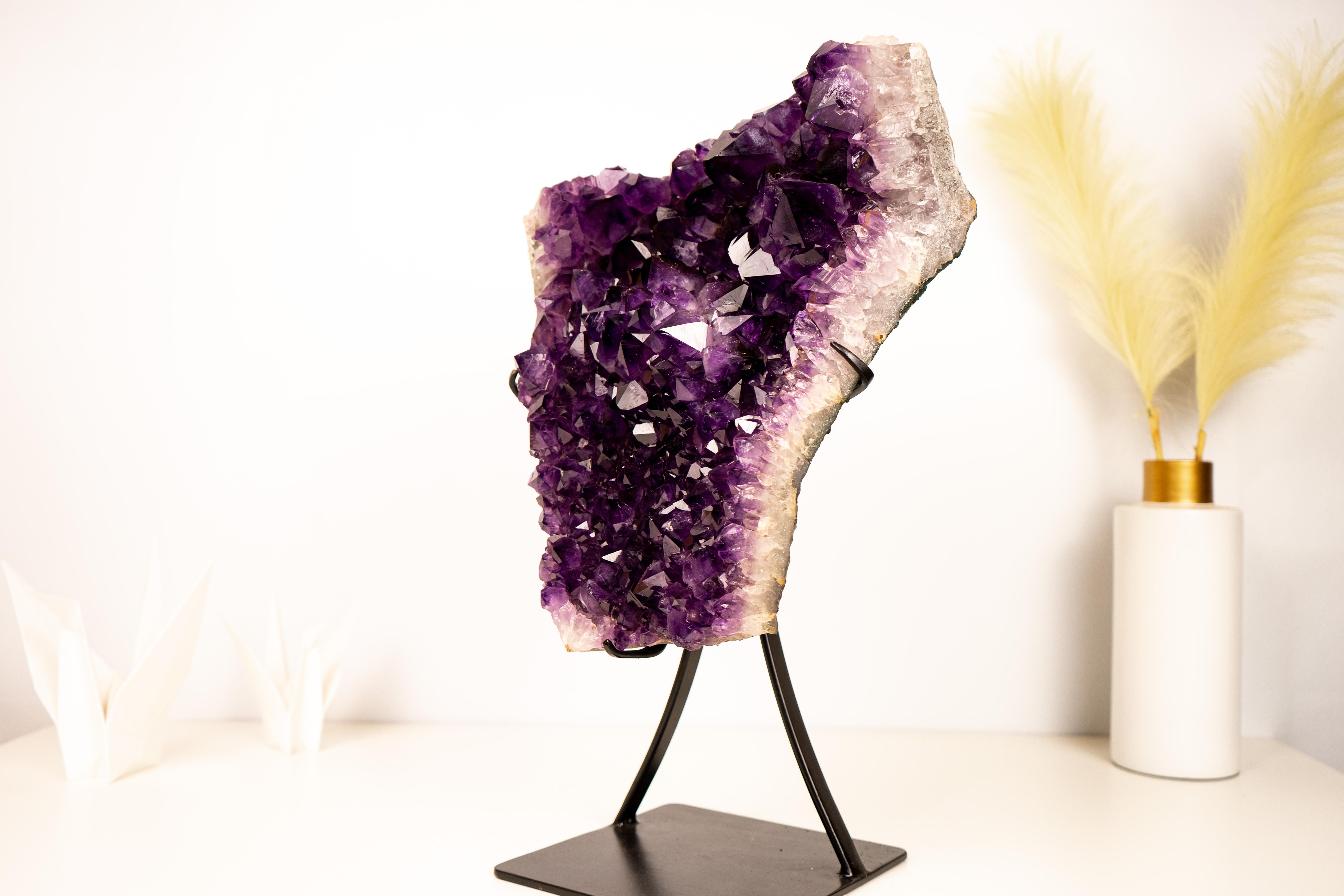 XXI secolo e contemporaneo Grape Jelly Purple Amethyst Cluster - Pezzo forte con formazioni floreali in vendita