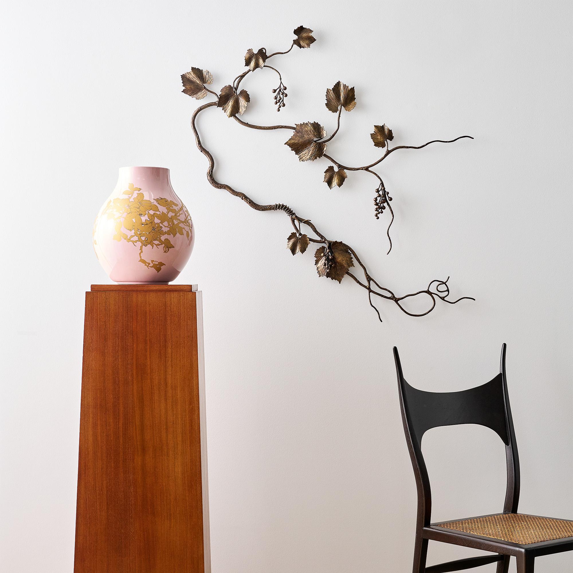 La Escultura de Pared Hoja de Uva es una obra maestra del arte metálico artesanal que capta la esencia de la belleza de la naturaleza. Cada hoja y zarcillo está meticulosamente modelado a mano, reflejando los delicados contornos y texturas de las