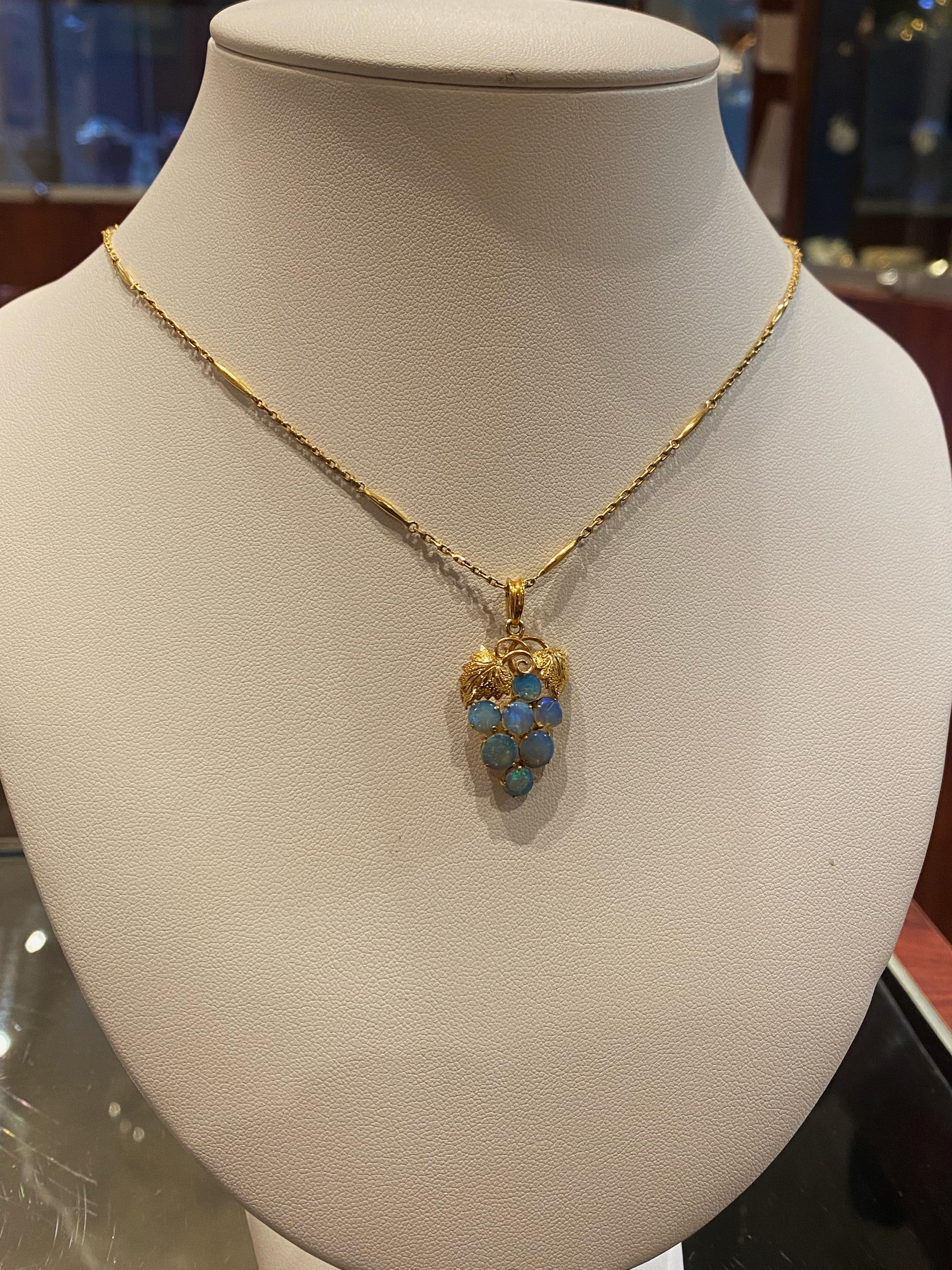 Grape-Motiv Massivweißer Opal 14K Gelbgold Anhänger an passender Goldkette (Rundschliff)
