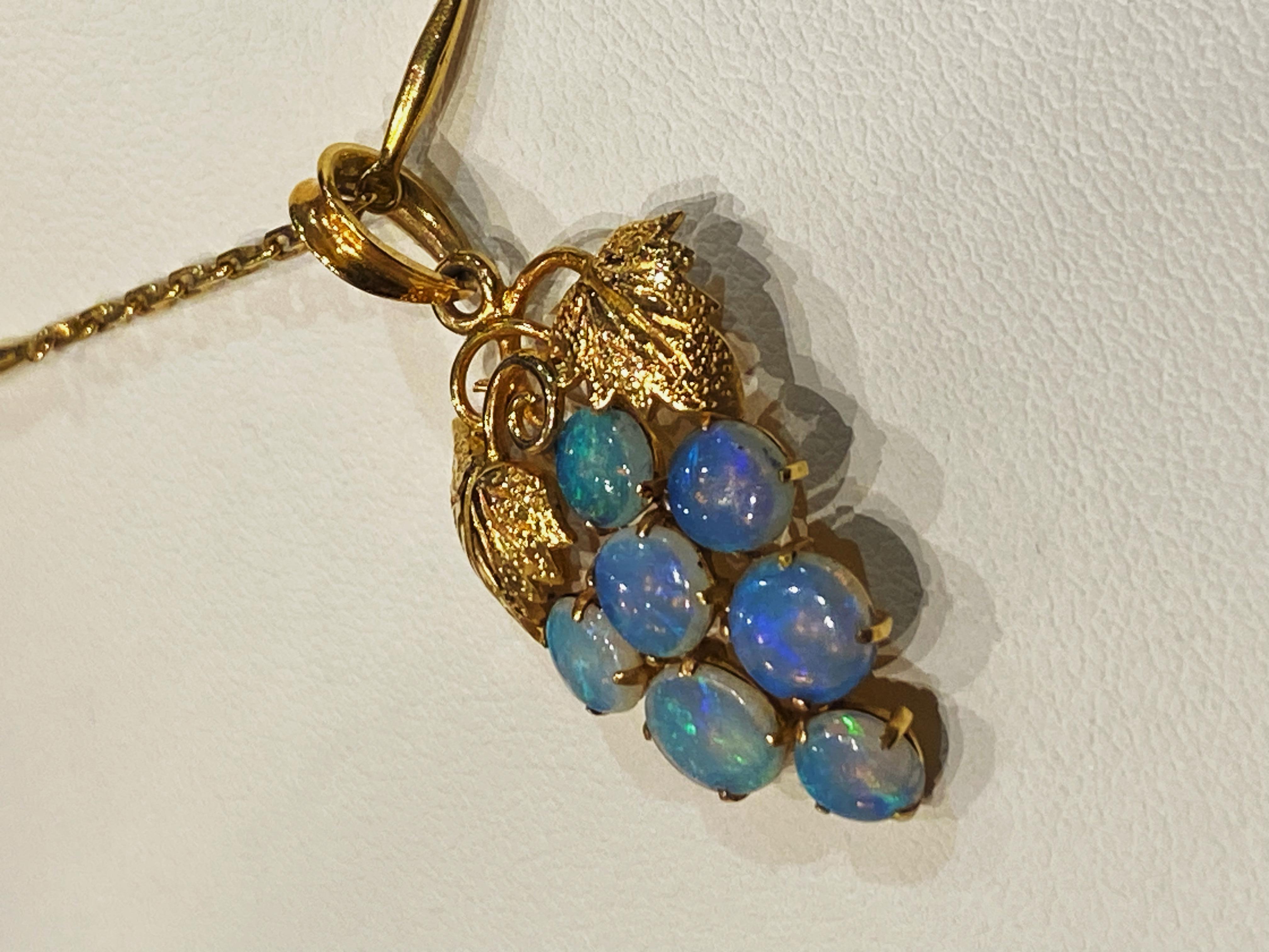 Grape-Motiv Massivweißer Opal 14K Gelbgold Anhänger an passender Goldkette im Zustand „Hervorragend“ in MELBOURNE, AU