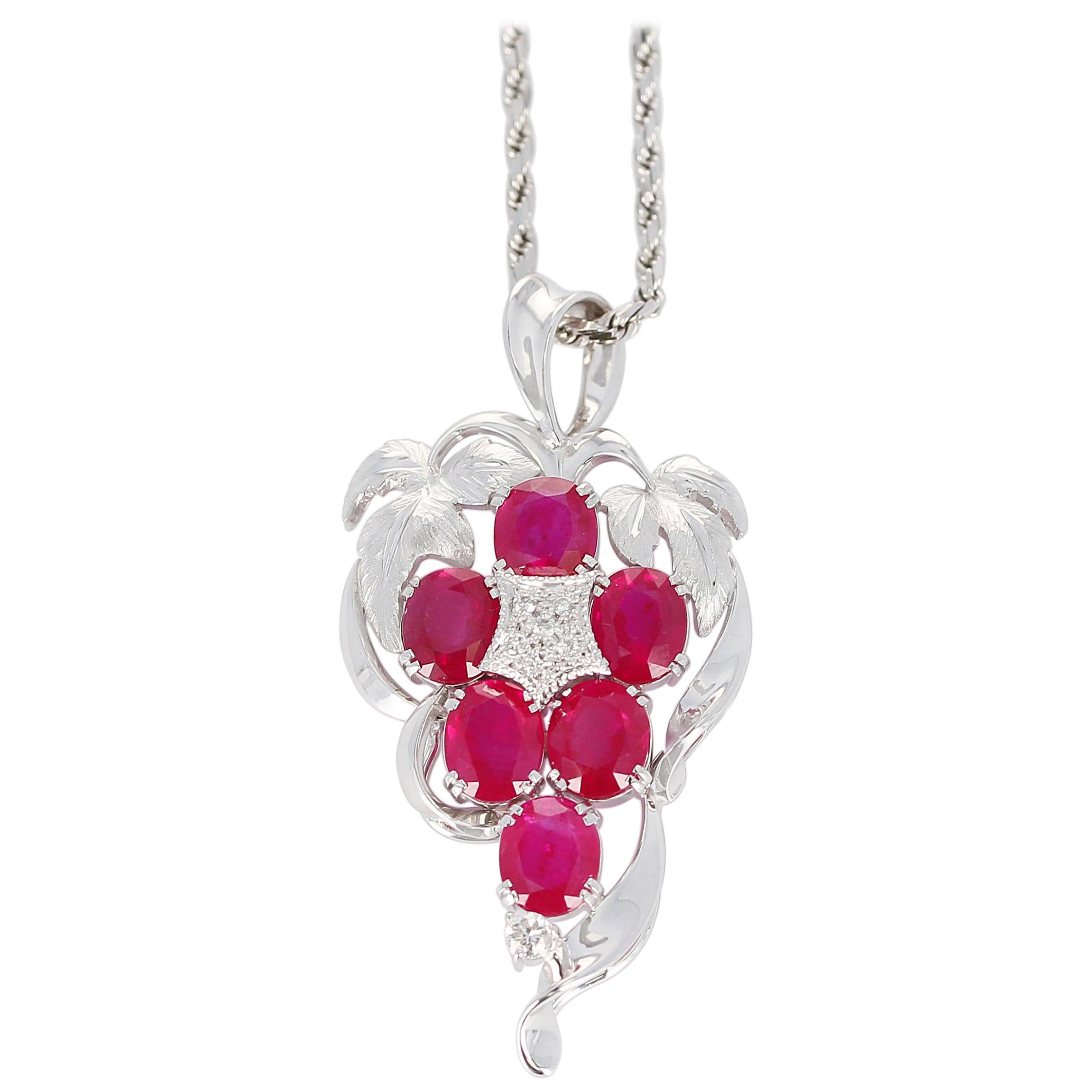 Collier pendentif en rubis ovale de style raisin de 7,45 carats avec diamants