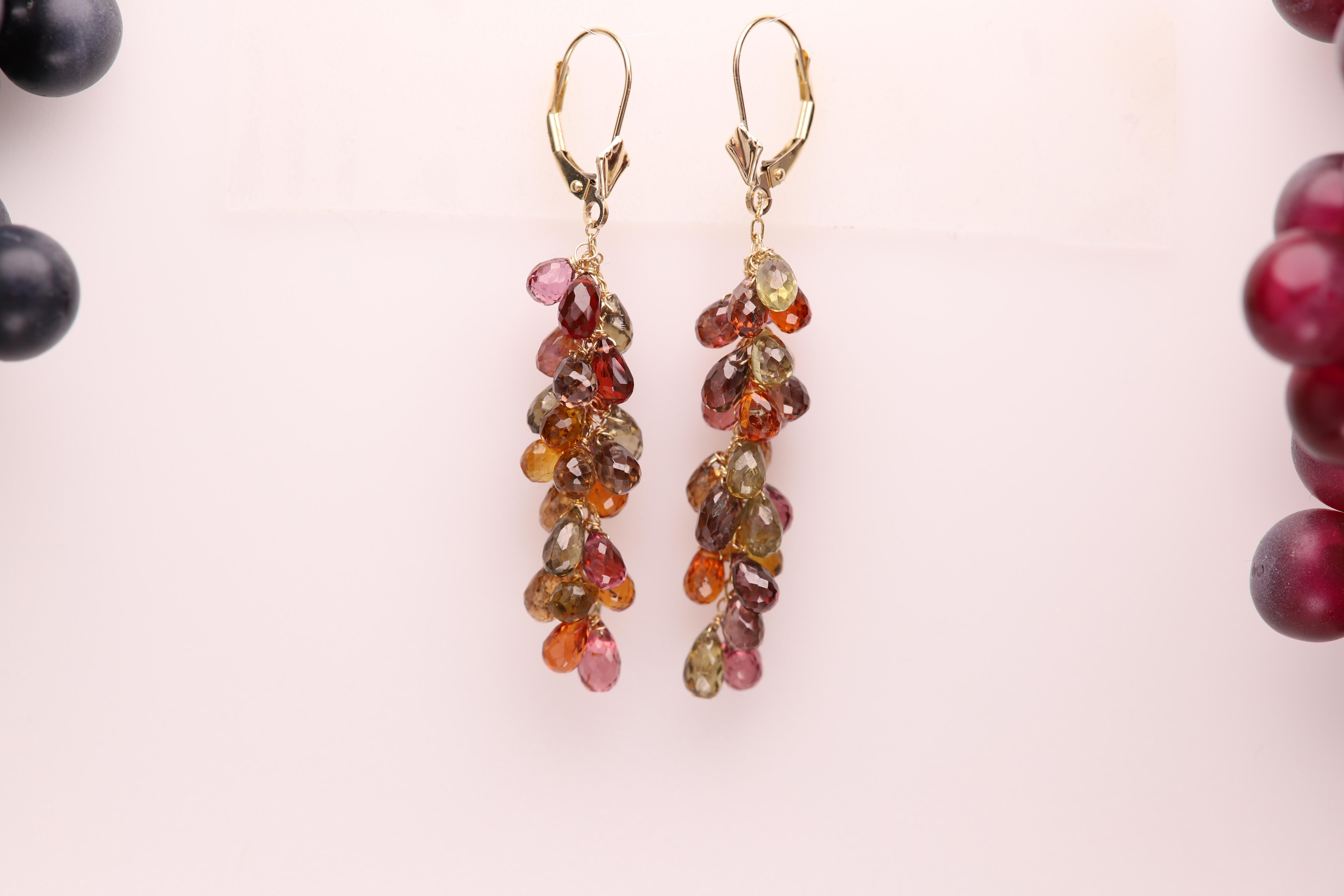 Orecchini a pendente con vite d'uva Gemma rodolite Oro 14 carati e filo riempito d'oro in vendita 1