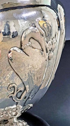 "Raisins et oiseaux huppés", Bonbonnière Art déco en argent sterling, Silver