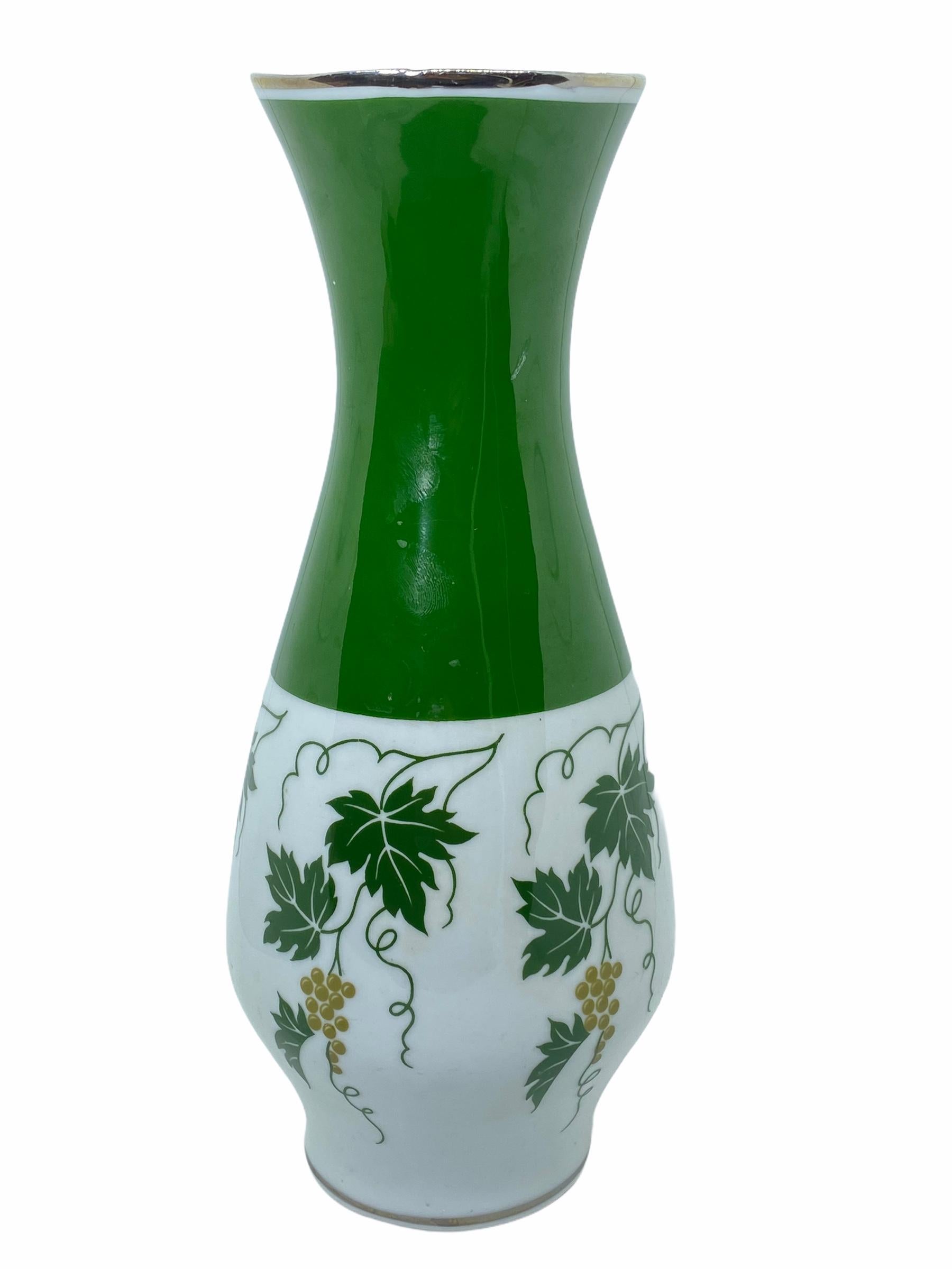 Un sorprendente vaso in porcellana di Studio Pottery prodotto in Germania, da Spechtsbrunn, intorno agli anni '50 o più vecchio. Il vaso è in ottime condizioni d'uso. Ha un bordo in argento sovrapposto alla parte superiore e alla base.