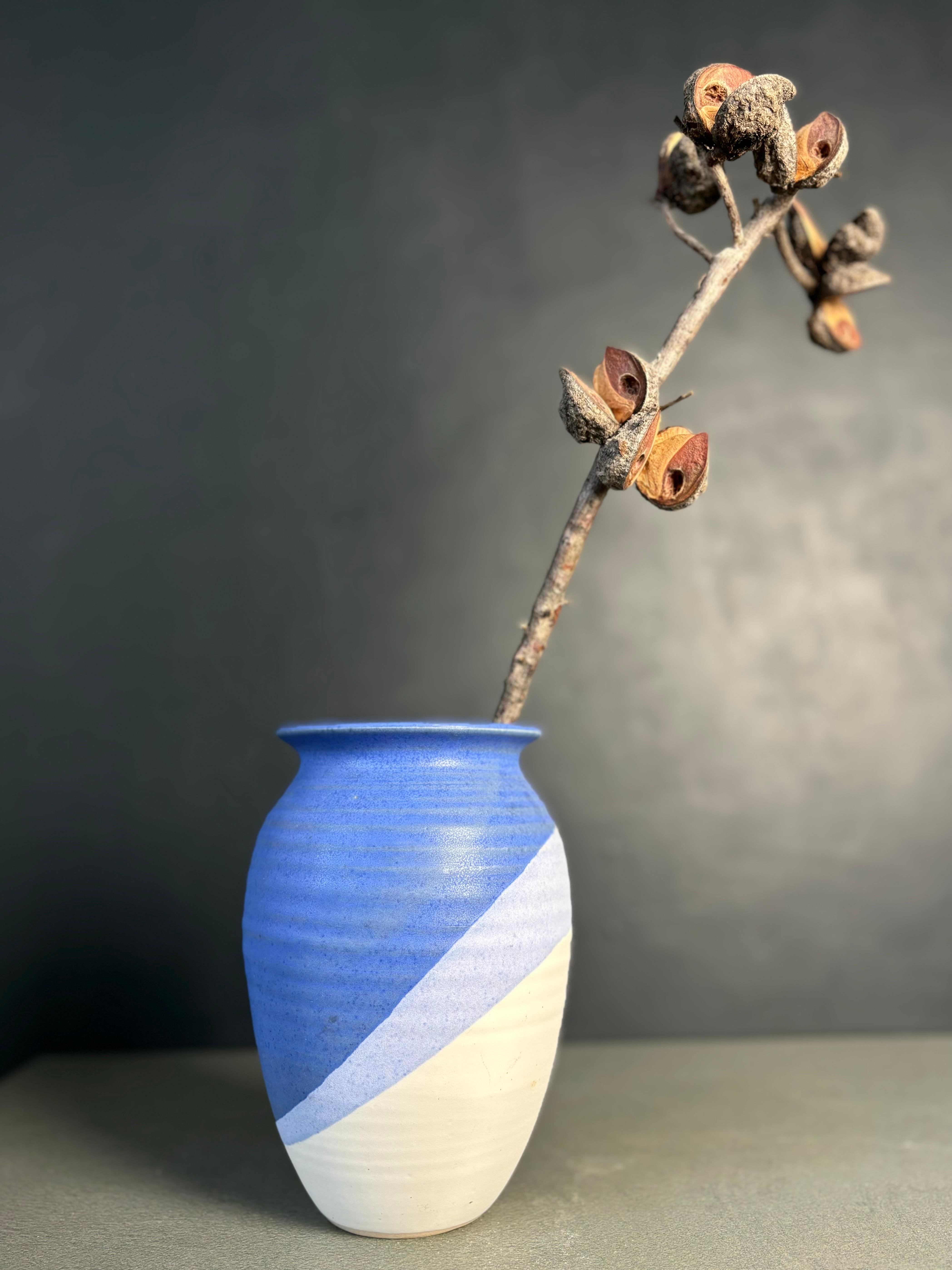 Scandinavo moderno Vaso grafico anni '80 smaltato blu, lilla e bianco, Danimarca in vendita
