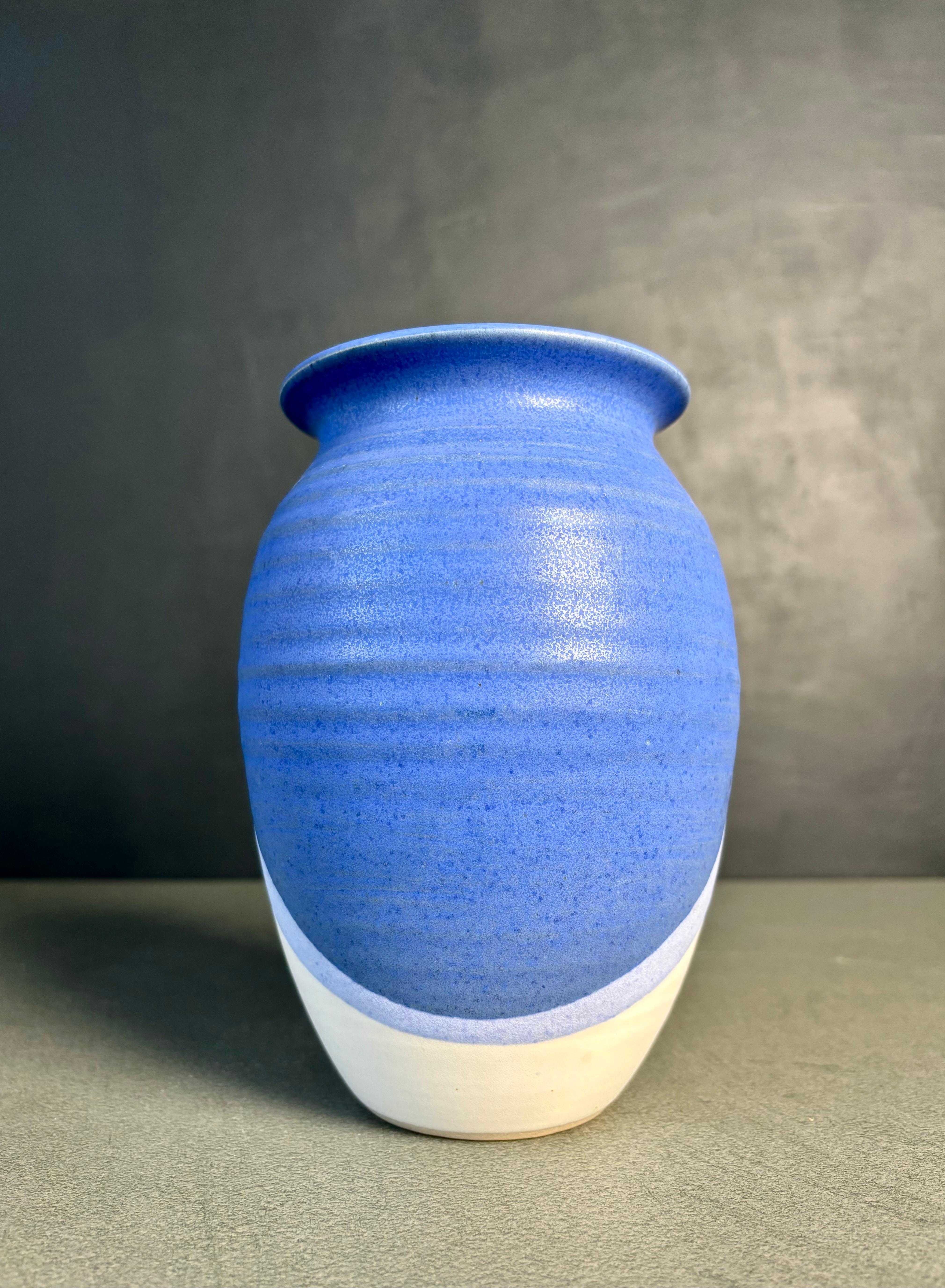Danese Vaso grafico anni '80 smaltato blu, lilla e bianco, Danimarca in vendita