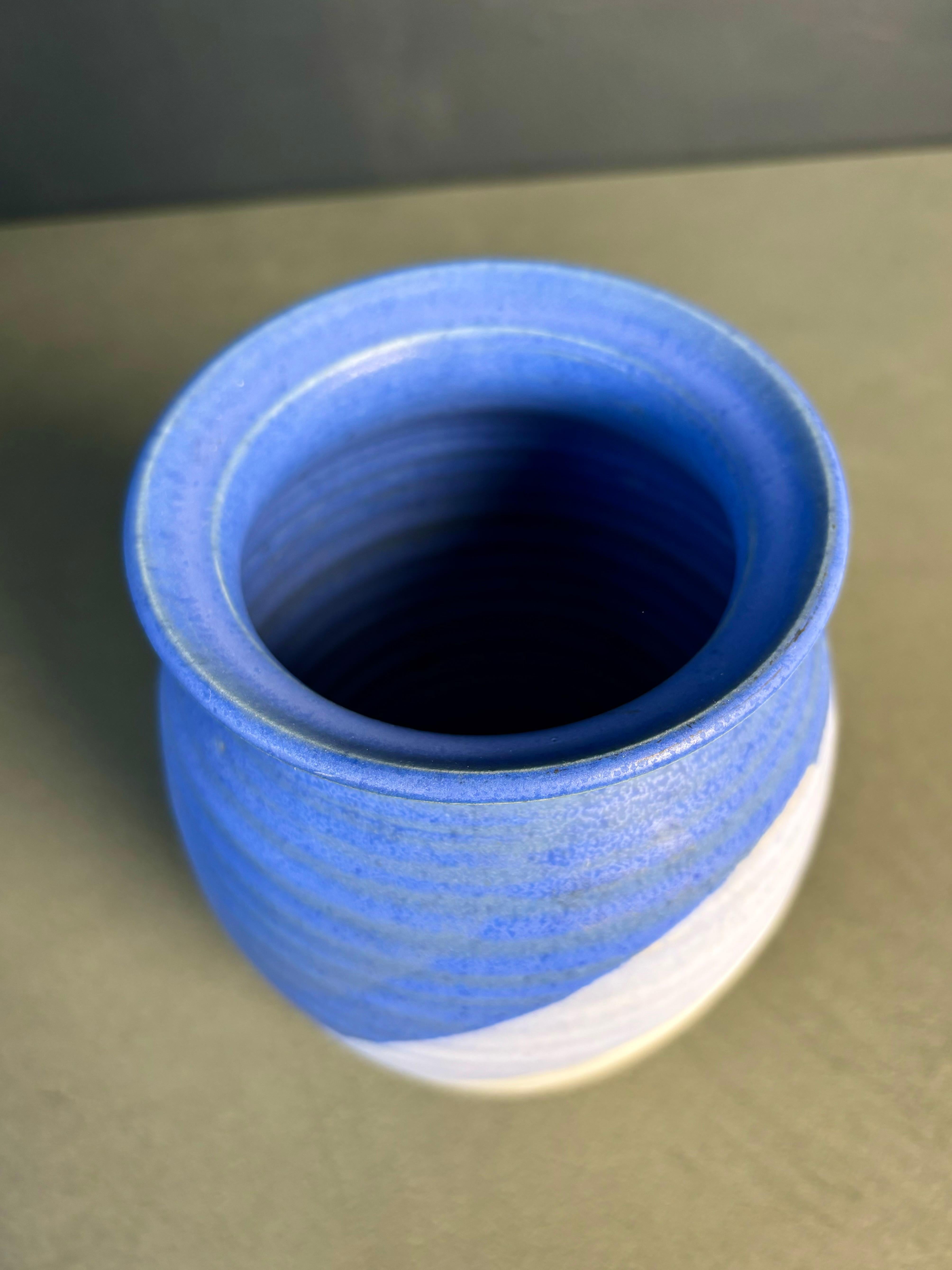 Smaltato Vaso grafico anni '80 smaltato blu, lilla e bianco, Danimarca in vendita