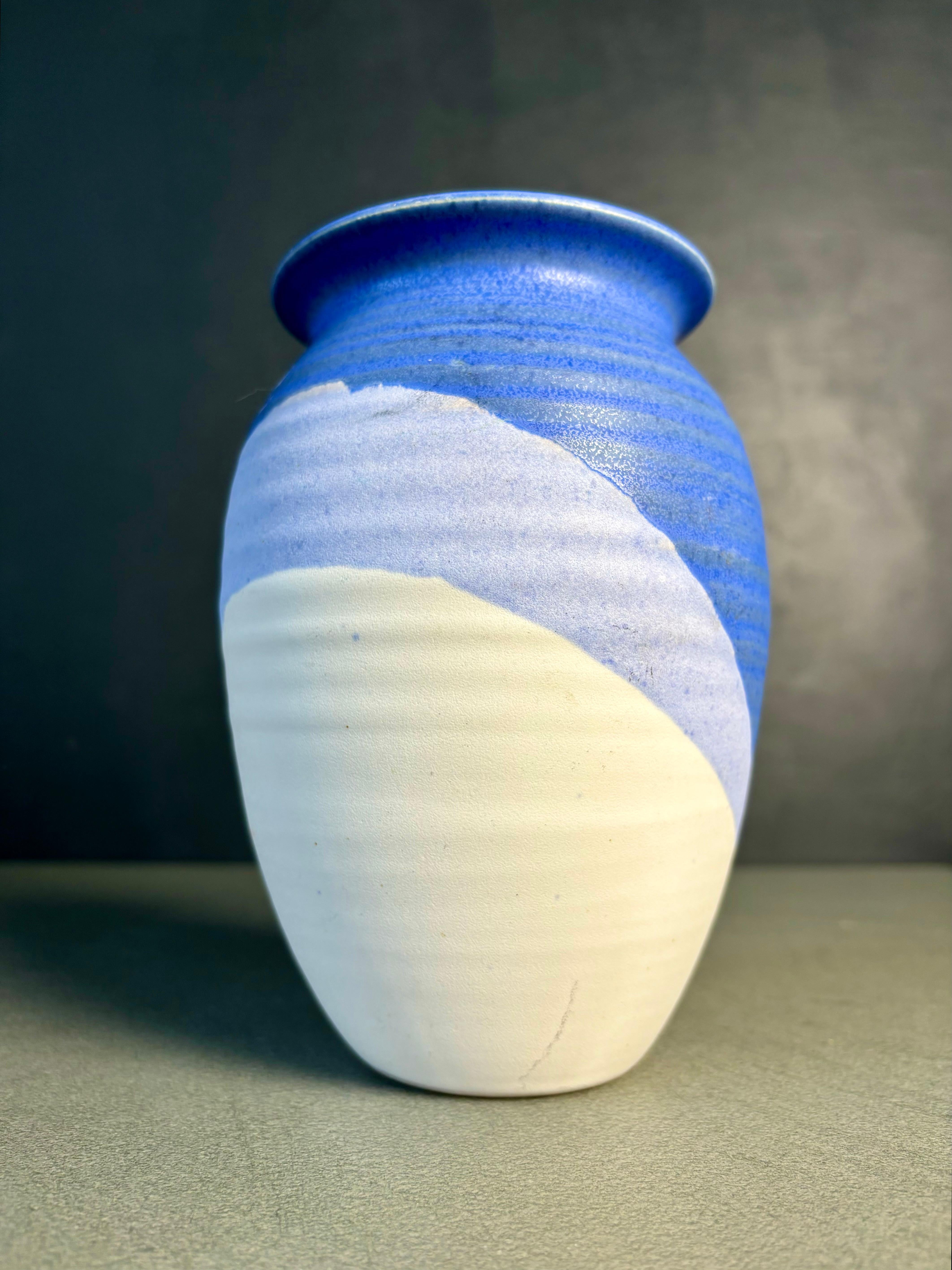 Vaso grafico anni '80 smaltato blu, lilla e bianco, Danimarca In condizioni buone in vendita a Copenhagen, DK