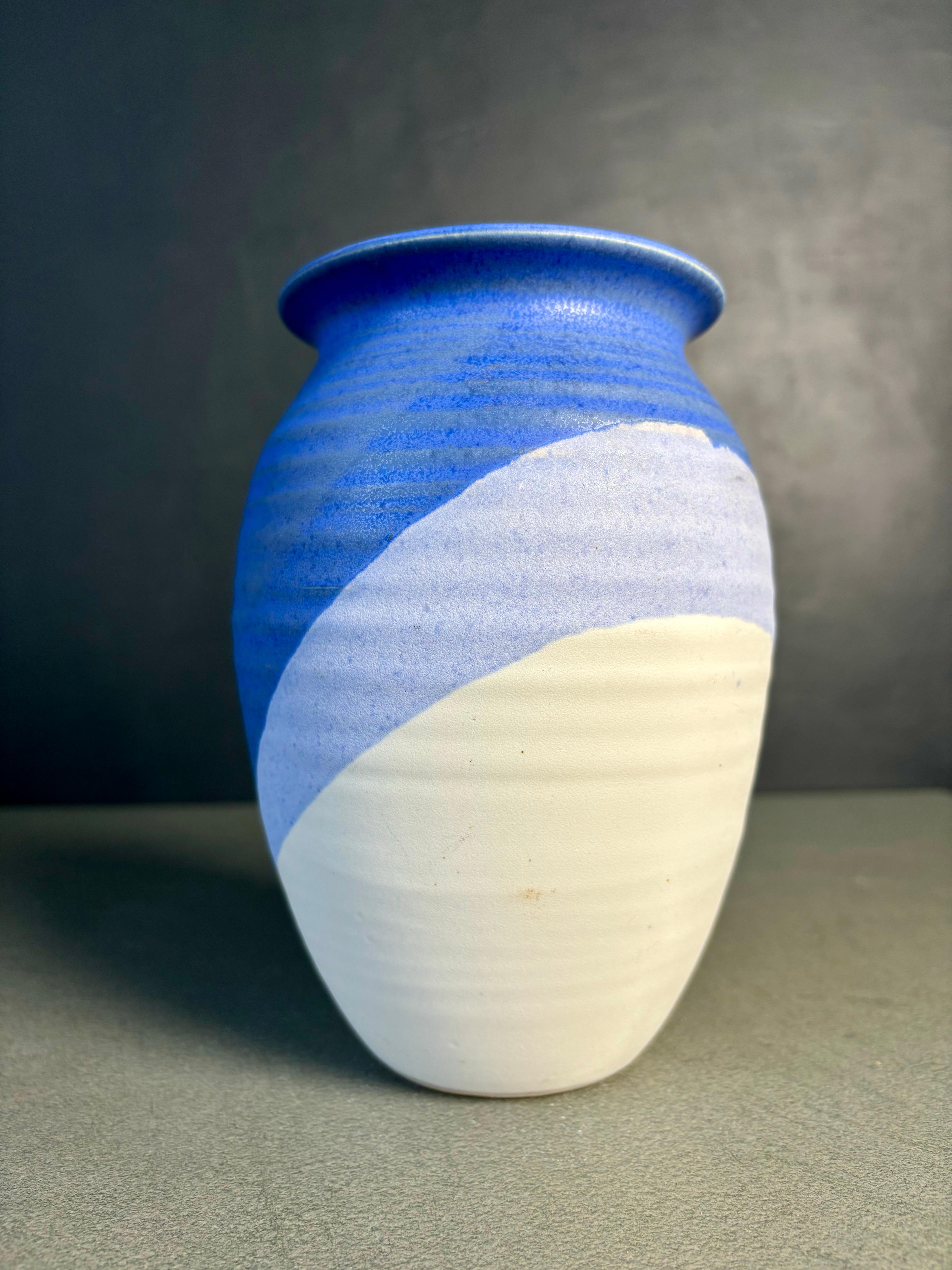 XX secolo Vaso grafico anni '80 smaltato blu, lilla e bianco, Danimarca in vendita