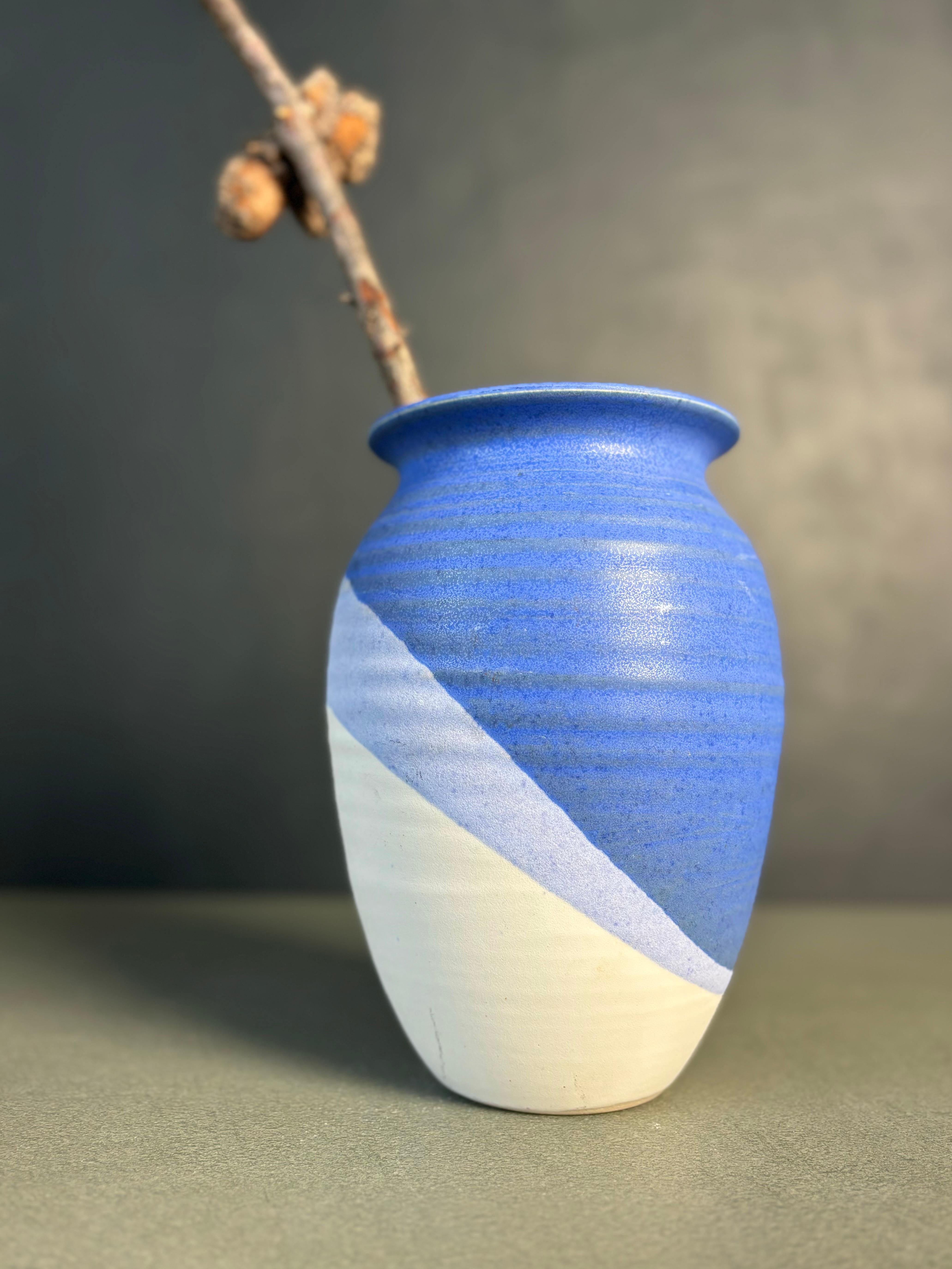 Ceramica Vaso grafico anni '80 smaltato blu, lilla e bianco, Danimarca in vendita