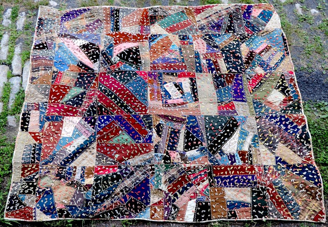 Graphique courtepointe américaine du 19e siècle en très bon état d'origine.
La construction inhabituelle comprend une surface densément nouée, des pièces cousues à la main, un bord cousu à la machine.