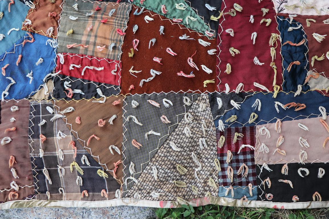 Quilt graphique antique ficelé en vente 1