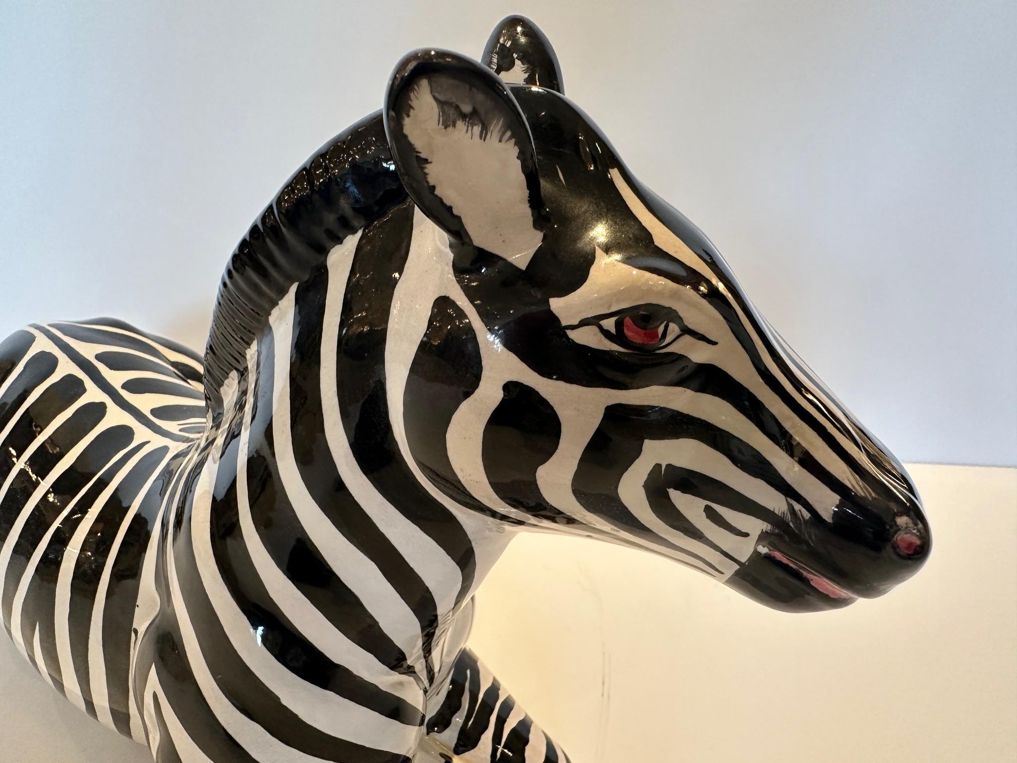 Italiano Scultura grafica Zebra in terracotta smaltata in bianco e nero in vendita