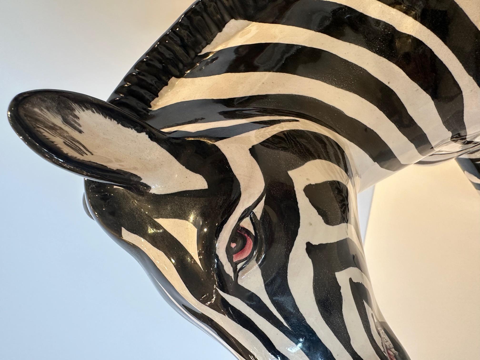 Smaltato Scultura grafica Zebra in terracotta smaltata in bianco e nero in vendita
