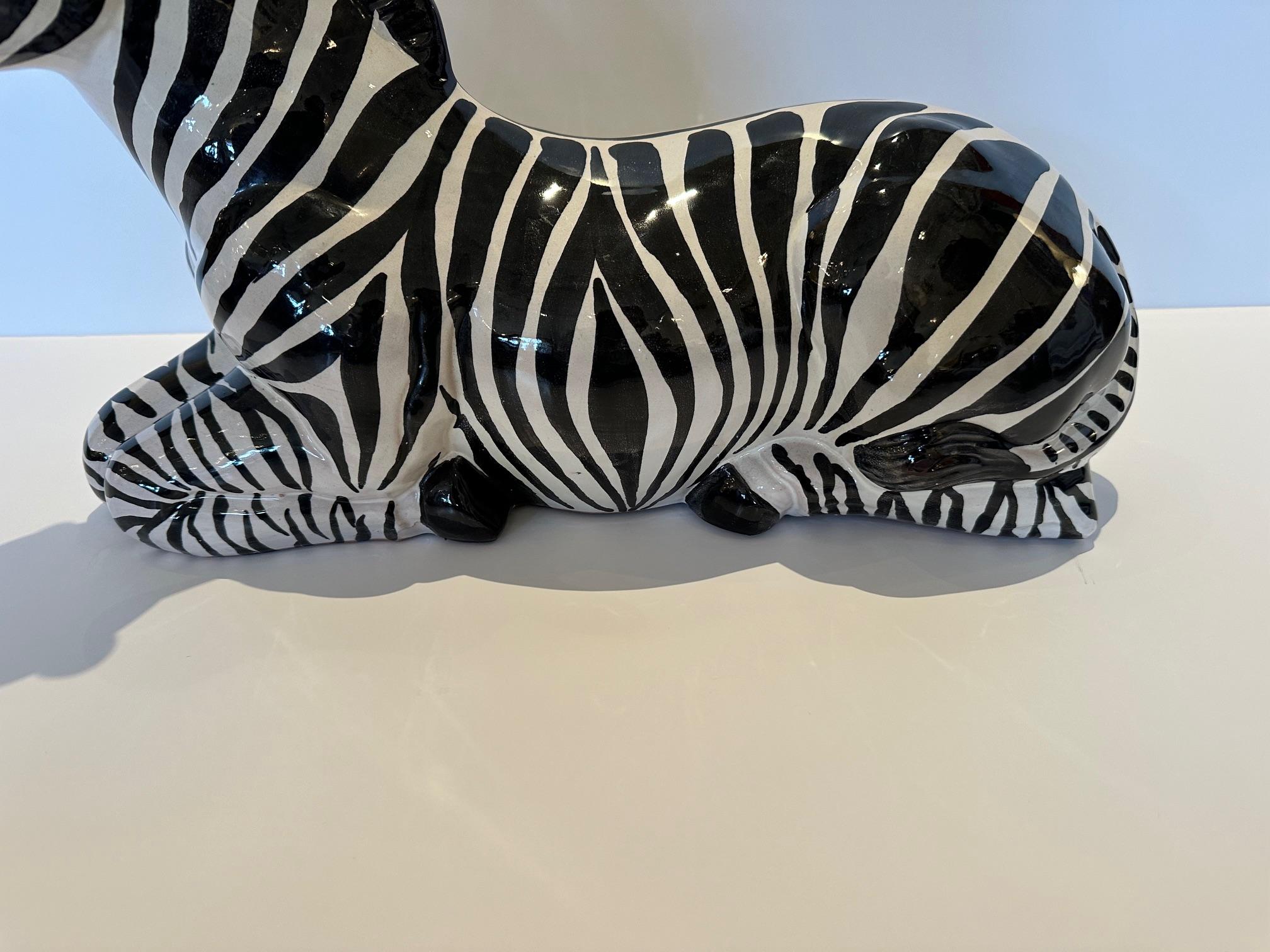 Scultura grafica Zebra in terracotta smaltata in bianco e nero In condizioni buone in vendita a Hopewell, NJ
