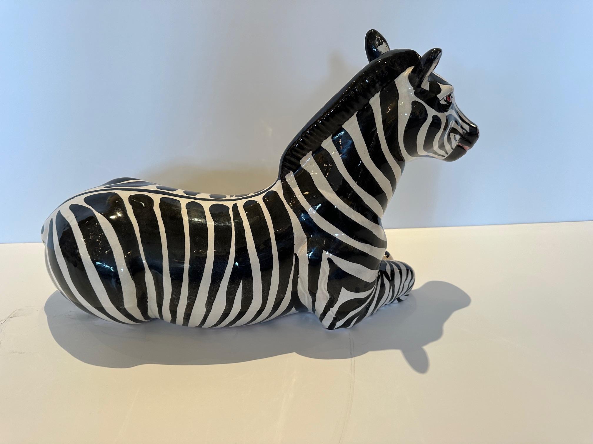 Fine XX secolo Scultura grafica Zebra in terracotta smaltata in bianco e nero in vendita