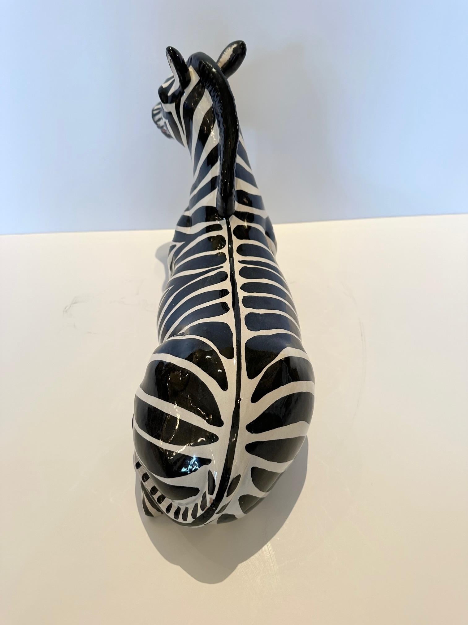 Terracotta Scultura grafica Zebra in terracotta smaltata in bianco e nero in vendita