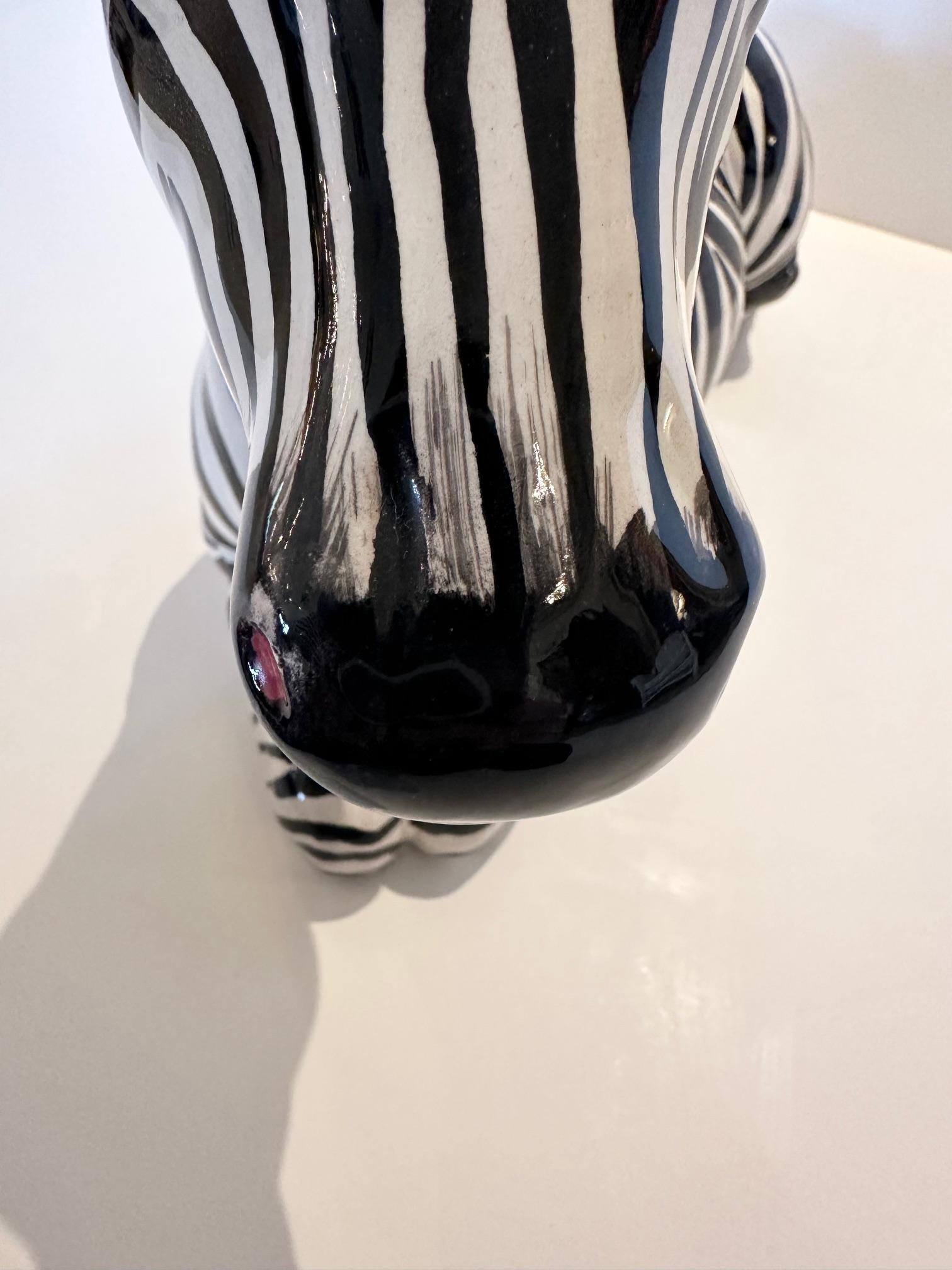 Scultura grafica Zebra in terracotta smaltata in bianco e nero in vendita 1