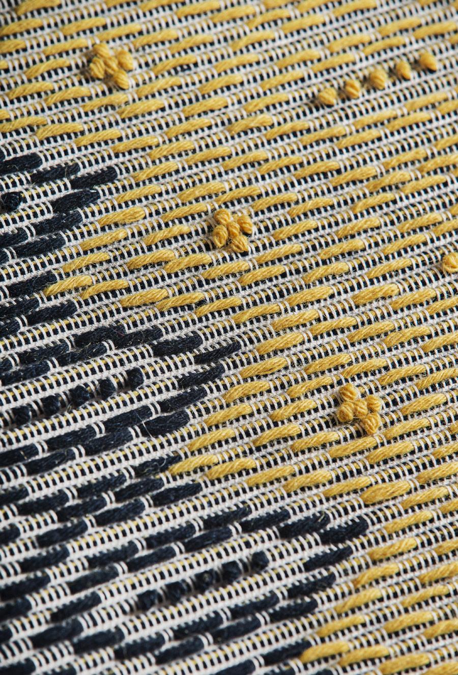 Graphic, Duo-Tone Allover Carpet in Hand-Tufted Sardinian Wool (Italienisch) im Angebot