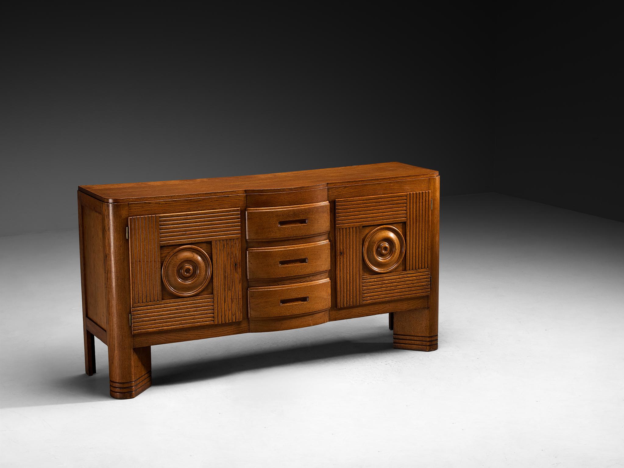 Credenza, quercia, Francia, anni '1930

Questa credenza Art Deco francese degli anni '30 si distingue immediatamente per la sua geometria audace e per lo splendido legno patinato invecchiato. Le due ante dell'armadio sono caratterizzate da