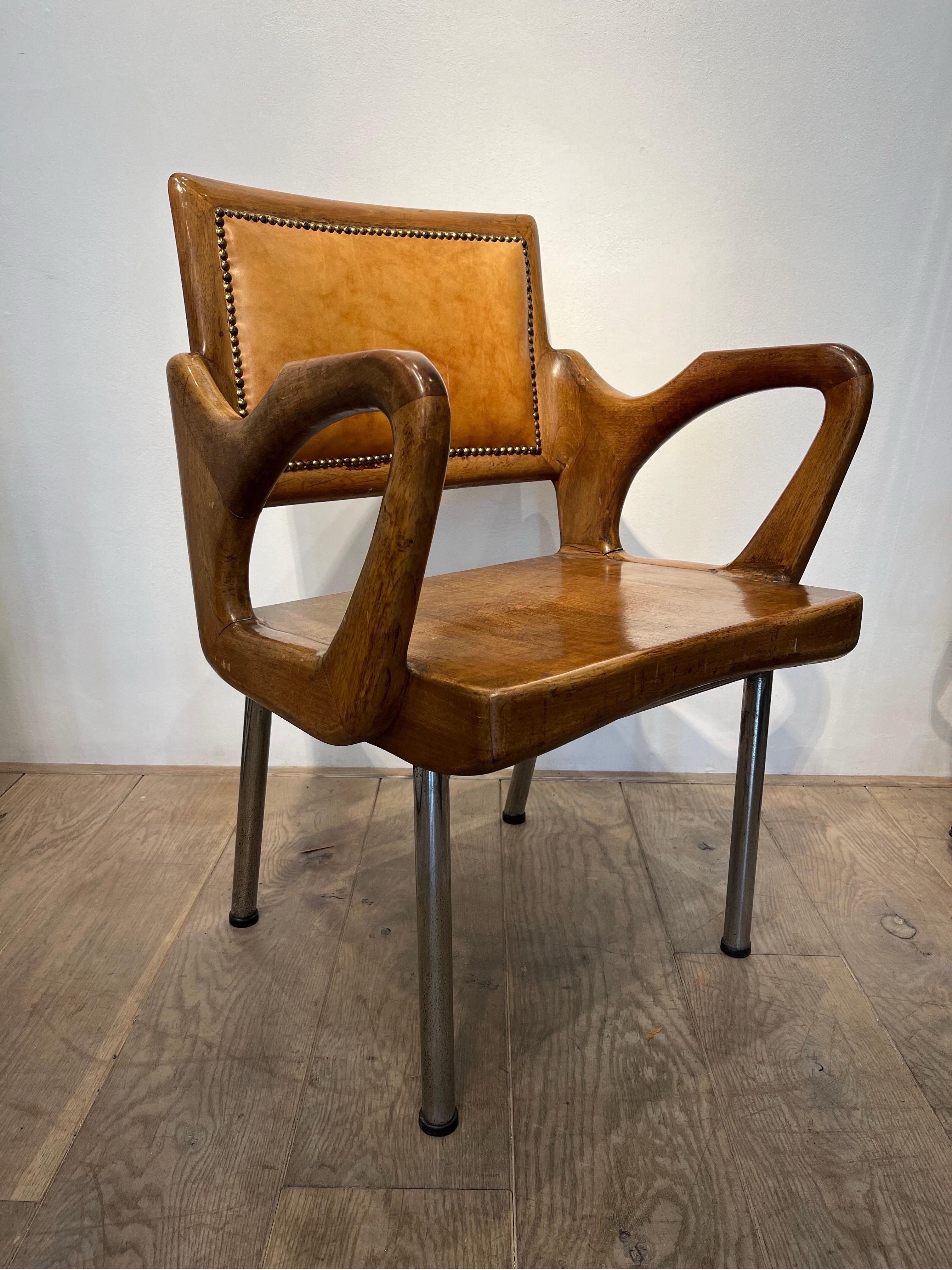 This armchair is looking like a sculpture. It clearly bears the influence of the great Italian architects designers of the north like Carlo Molino. The armchair is solid in proportion and has a classicality typical of the 1940s. The chrome tubular