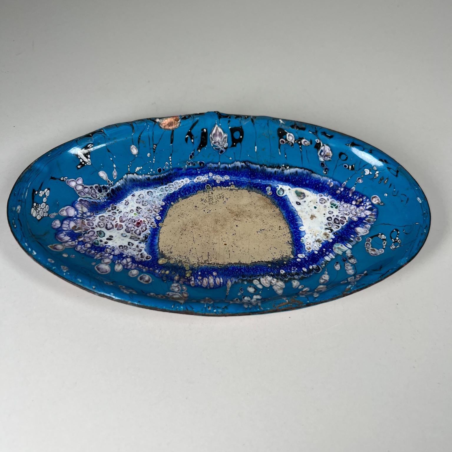 Graphic Joy Fusion Art blue Enamel peace plate
Oval shape and written words.
7.63 w x 4.63 d x .63 tall
Preowned vintage condition
See images provided.
 