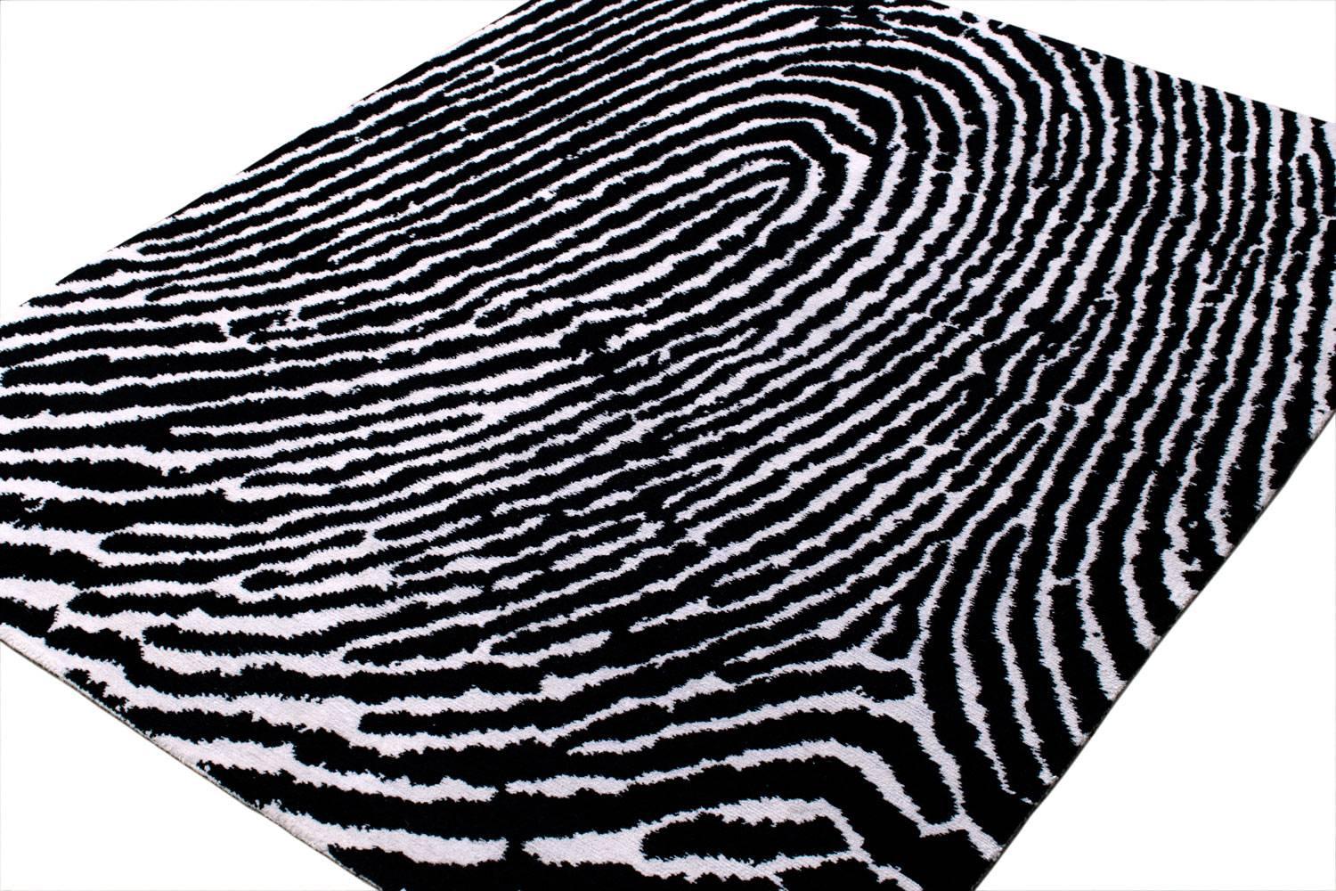 Thumbprint est un tapis tissé à la main avec de la laine des Highlands et de la soie de haute qualité. Notre 