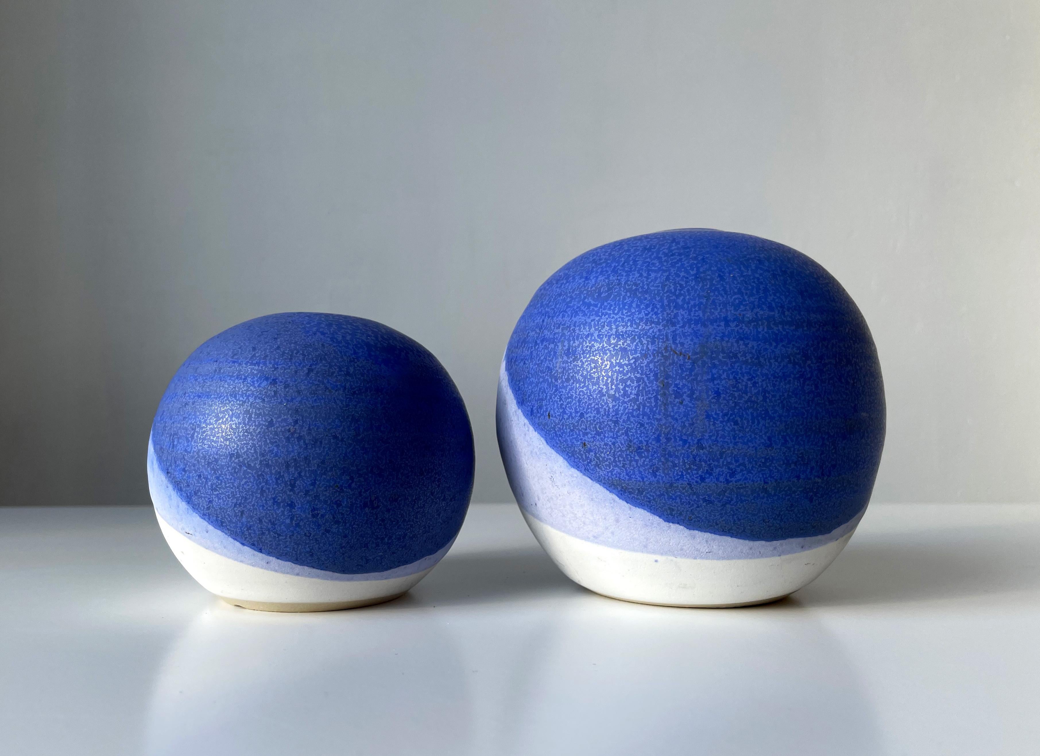 Danese Set di vasi grafici anni '80 blu, lilla e bianchi smaltati, portacandele in vendita