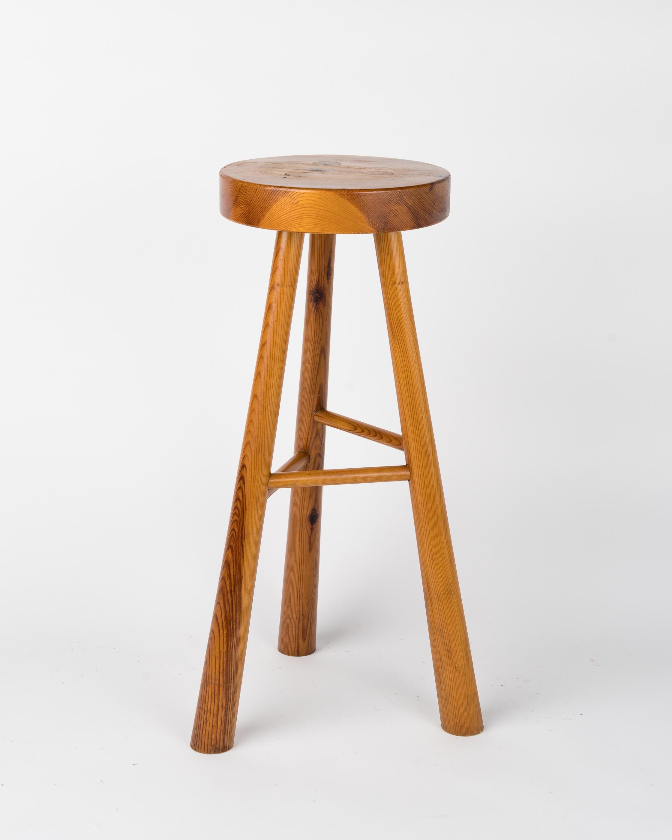 Français Tabouret de bar en pin graphique dans le style de Perriand, France, années 1970 en vente