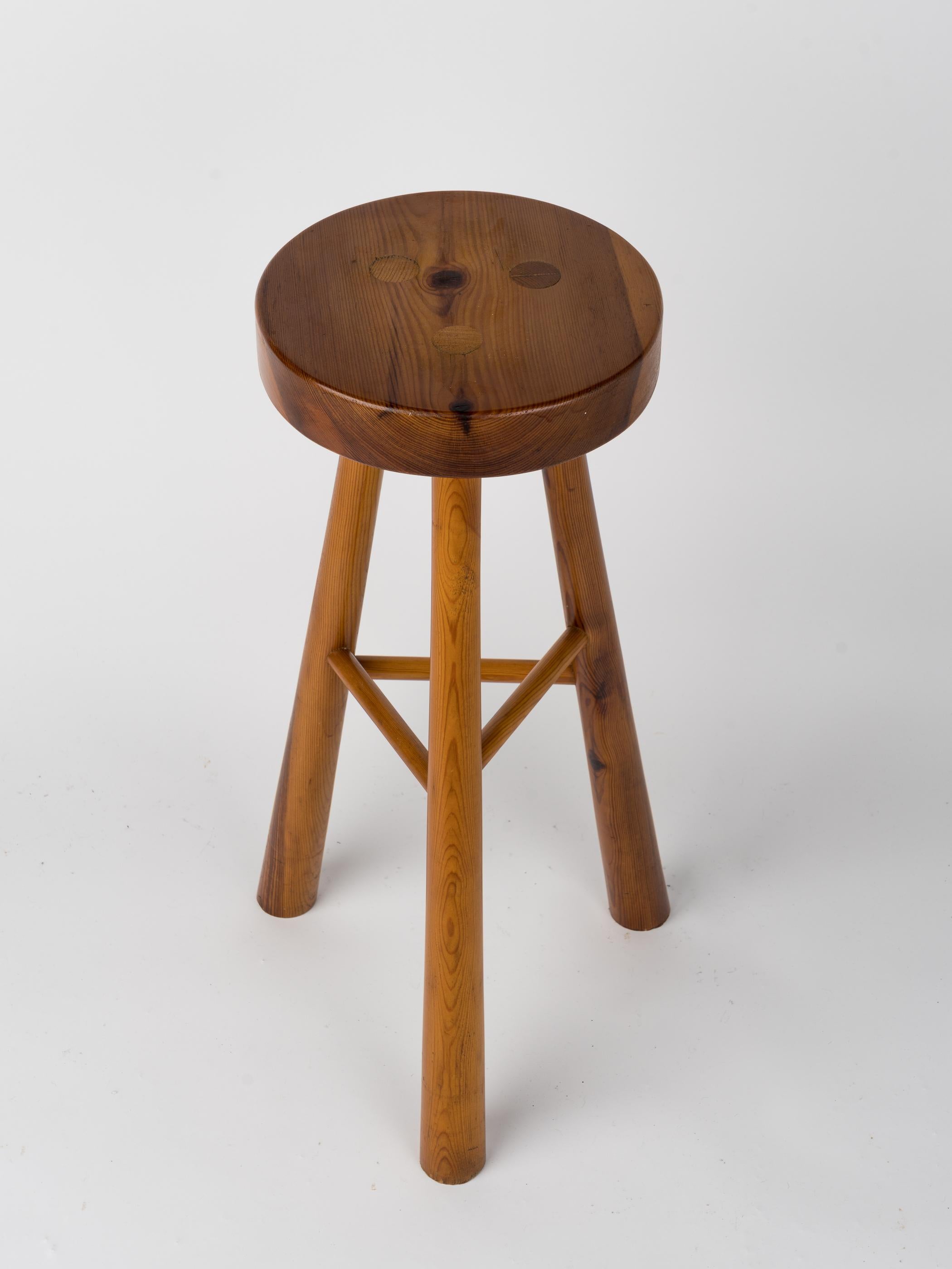 French Graphic Pine Wood Bar Stool in the Style of Perriand, France, 1970's For Sale